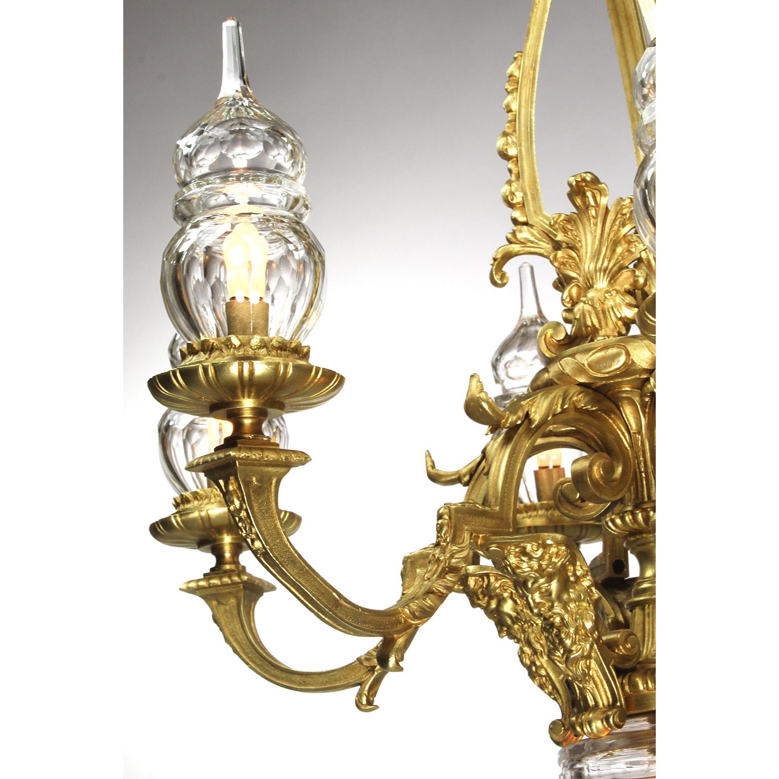 20ième siècle Lustre figuratif français de style Louis XVI à 7 lumières en bronze doré et verre soufflé taillé en vente