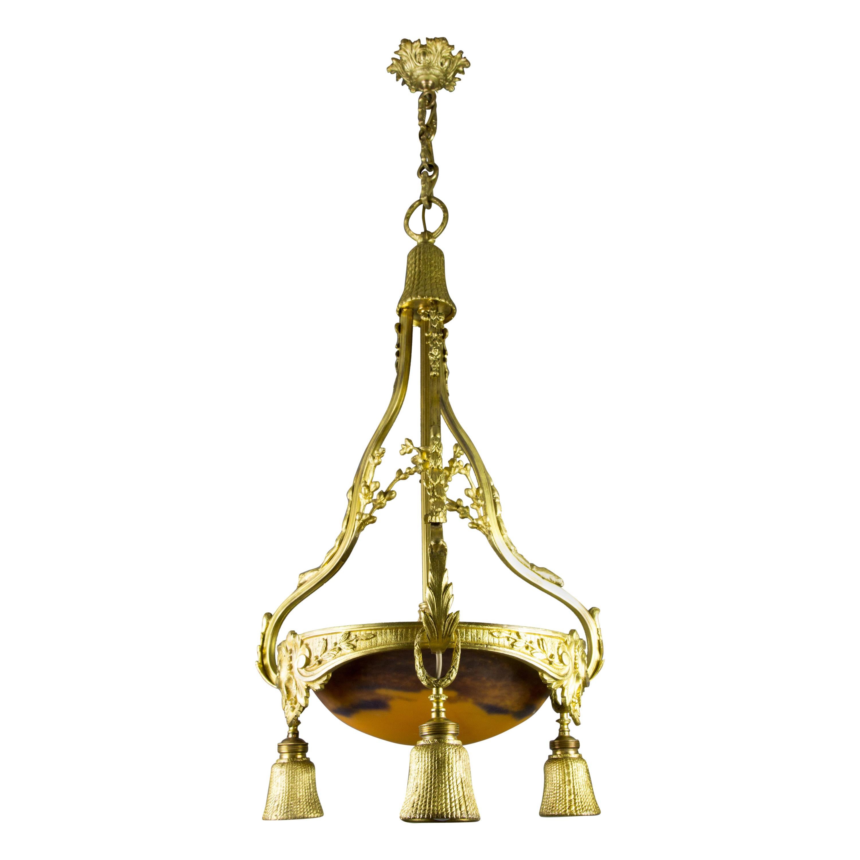 Lampadario a quattro luci in bronzo dorato in stile Luigi XVI con vetro di Degué in vendita