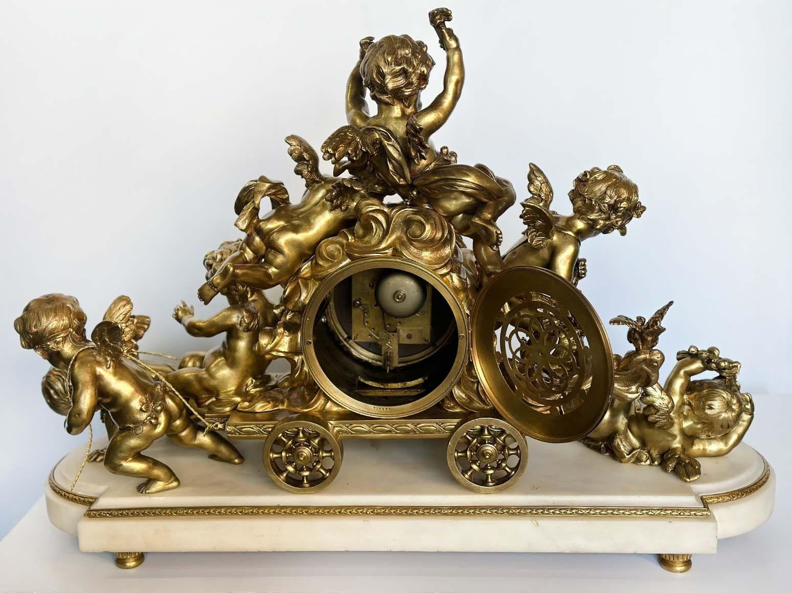 Bronze Pendule de cheminée française de style Louis XVI en bronze doré et marbre en vente