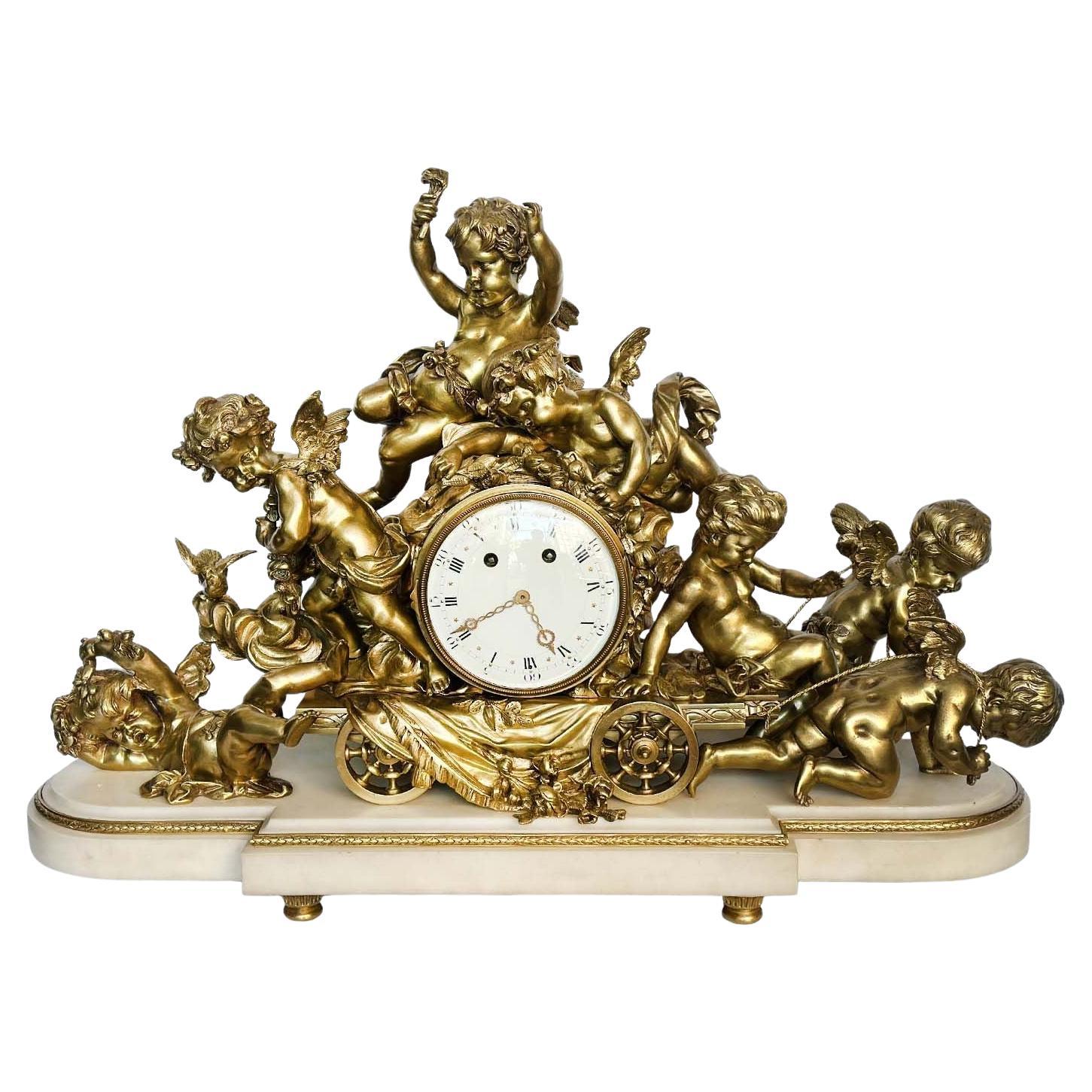 Pendule de cheminée française de style Louis XVI en bronze doré et marbre en vente