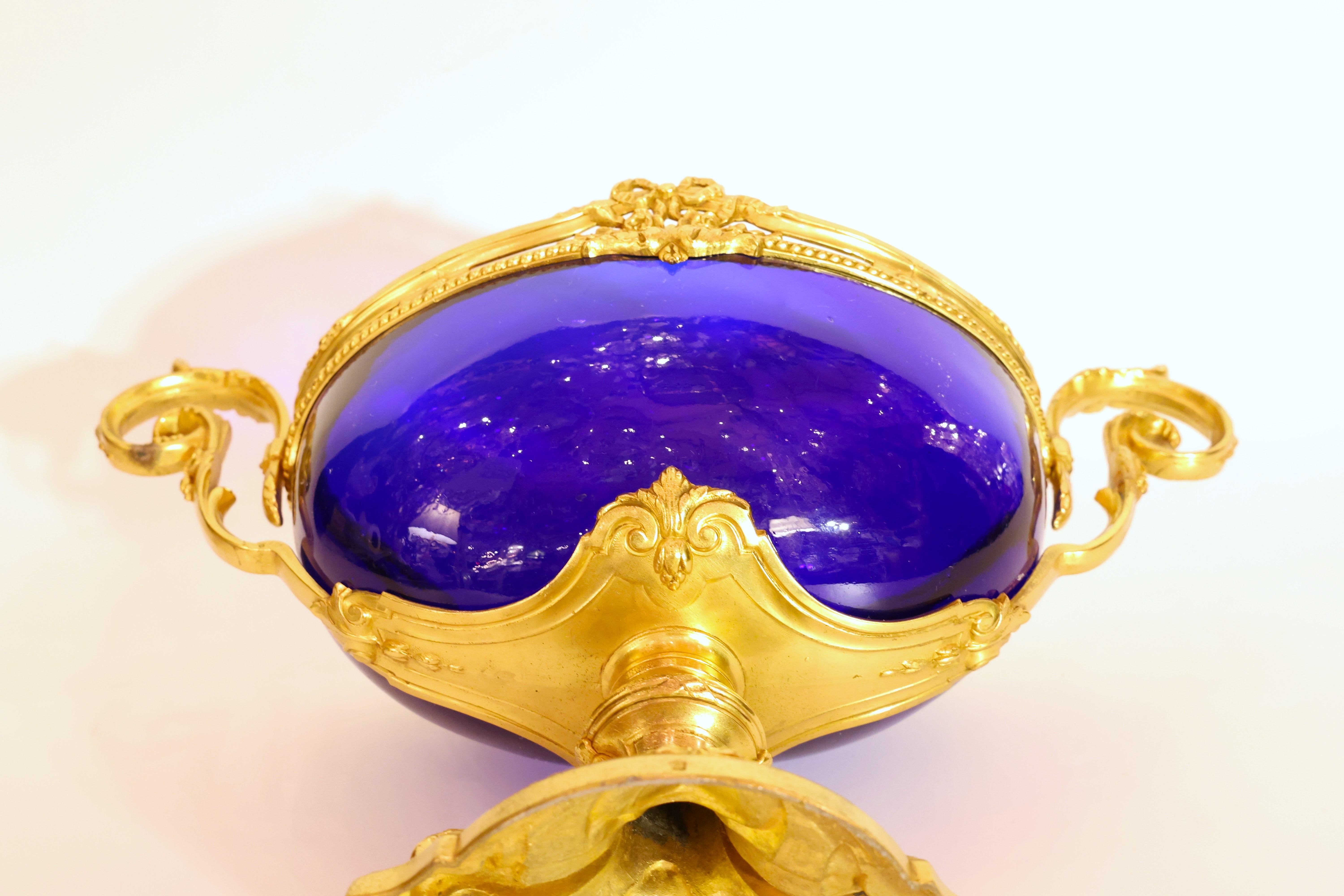 Centre de table en verre bleu cobalt monté en bronze doré de style Louis XVI en vente 3
