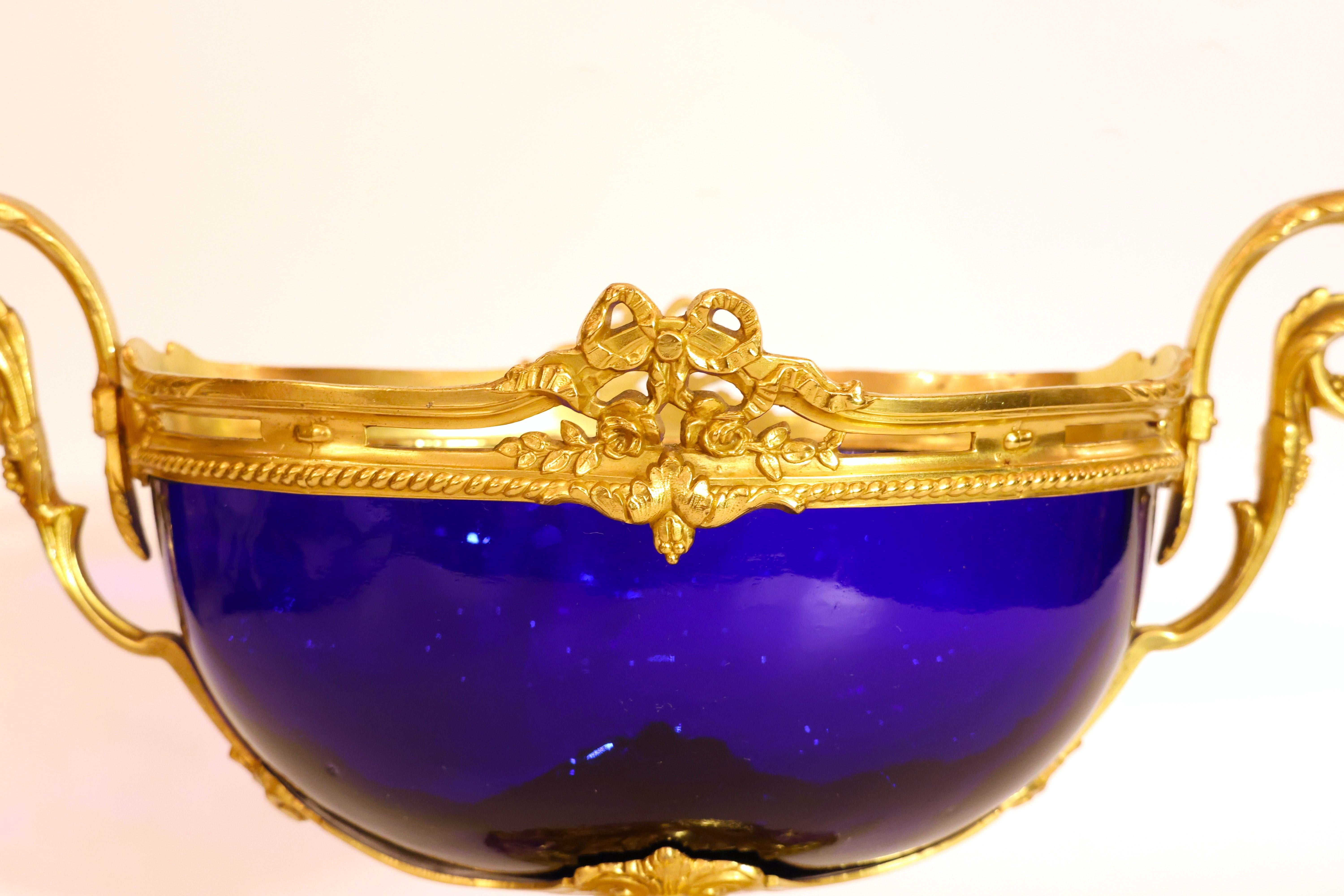 Français Centre de table en verre bleu cobalt monté en bronze doré de style Louis XVI en vente