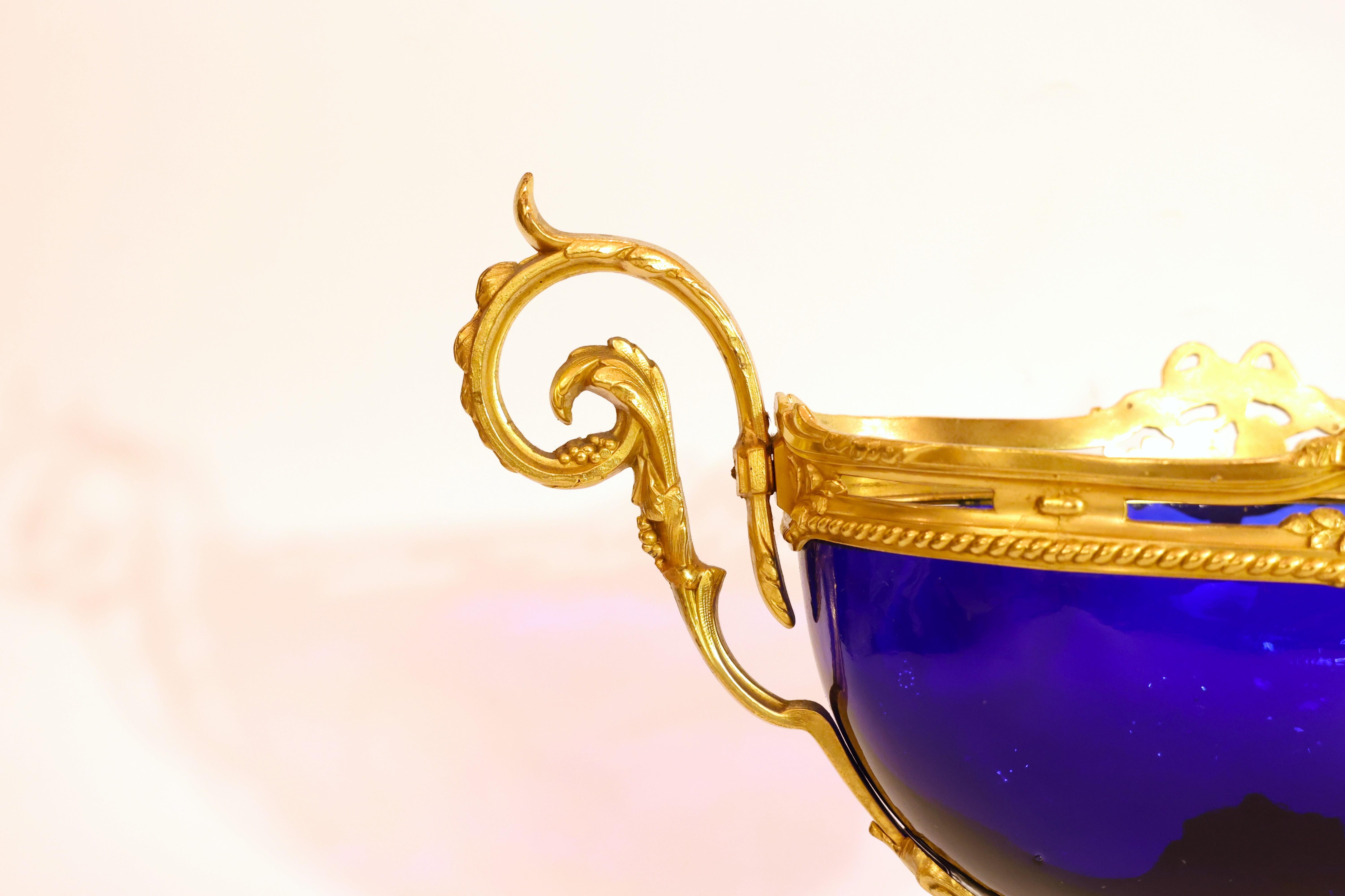 Doré Centre de table en verre bleu cobalt monté en bronze doré de style Louis XVI en vente