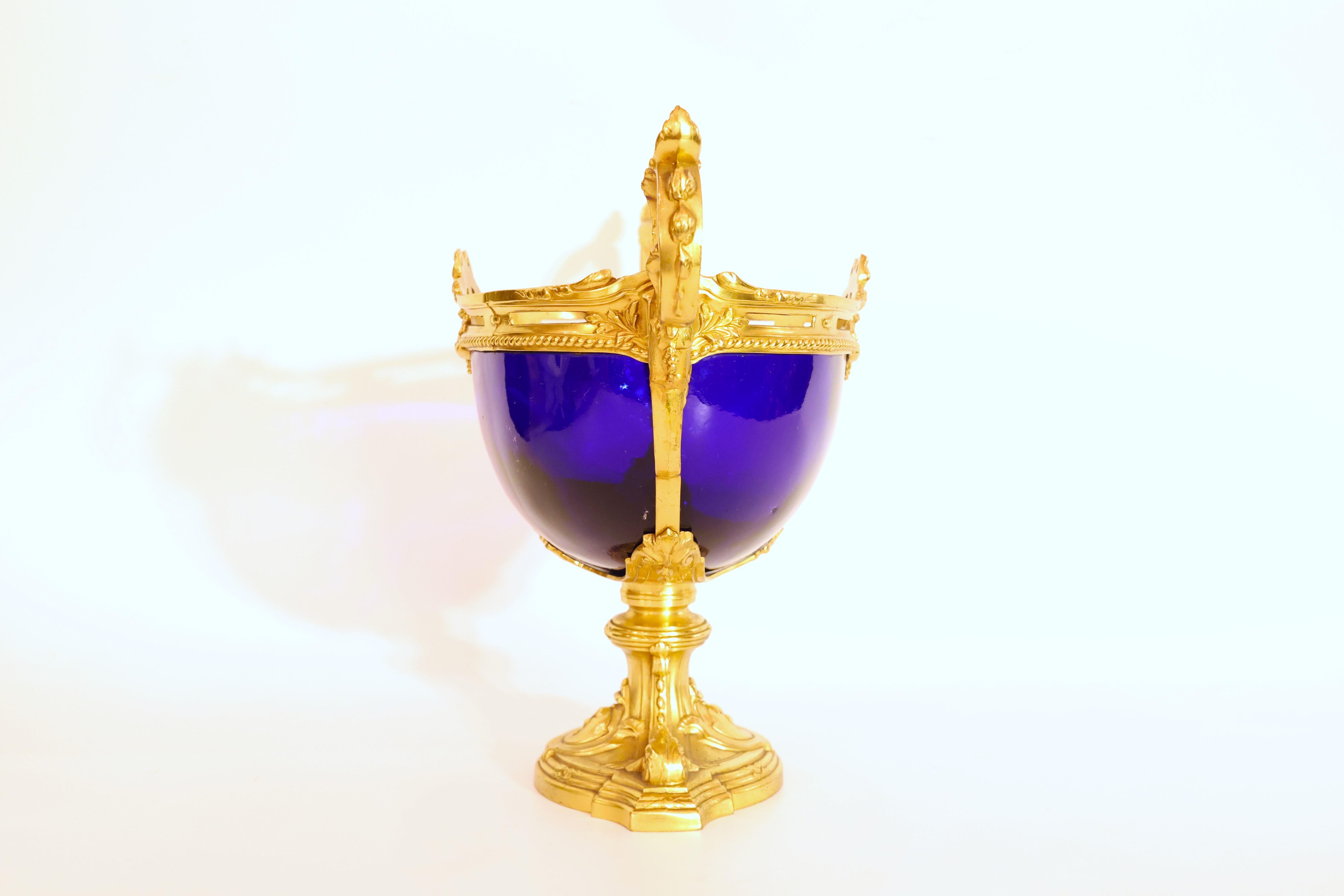 Centre de table en verre bleu cobalt monté en bronze doré de style Louis XVI en vente 1