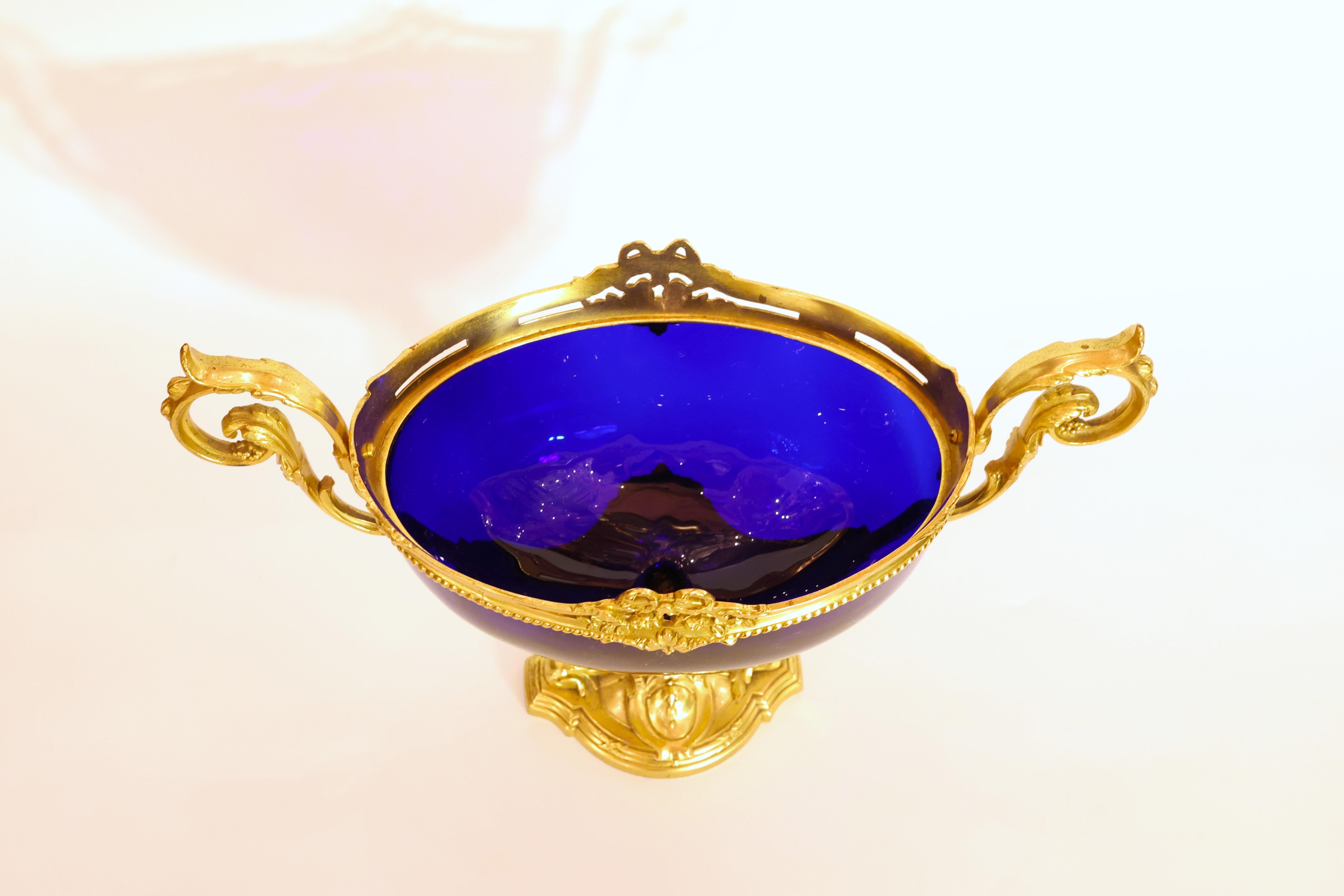 Centre de table en verre bleu cobalt monté en bronze doré de style Louis XVI en vente 2