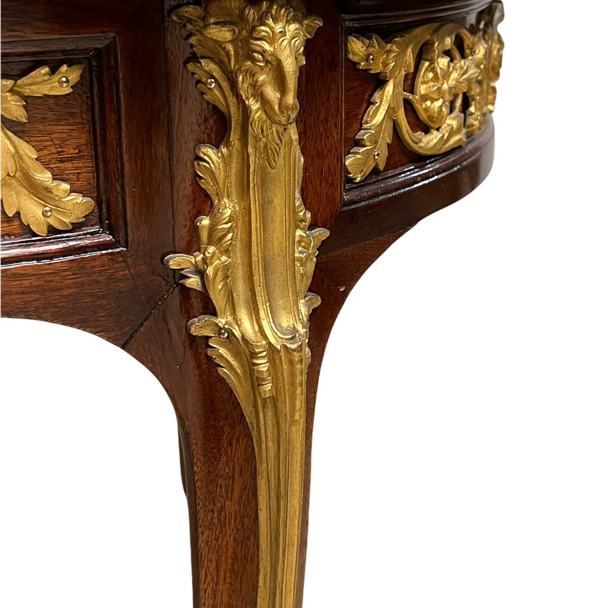 Mesa de centro francesa montada en bronce dorado estilo Luis XVI en Bueno estado para la venta en New York, NY