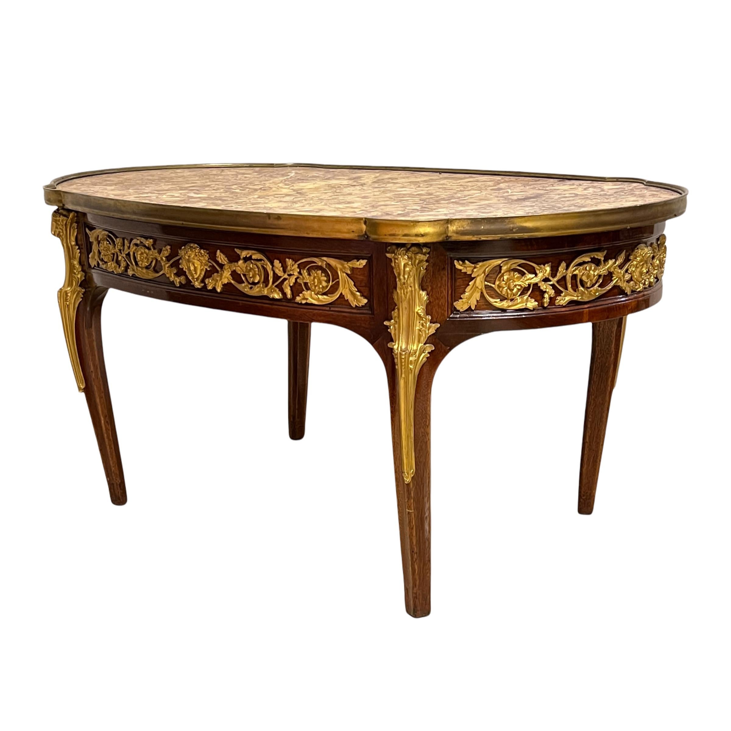 Mesa de centro francesa montada en bronce dorado estilo Luis XVI principios del siglo XX en venta