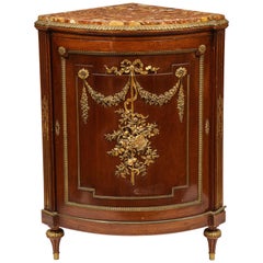 Armoire d'angle de style Louis XVI en acajou à dessus marbré et doré