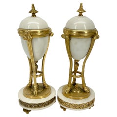 Urna francese in stile Luigi XVI in bronzo dorato e marmo bianco