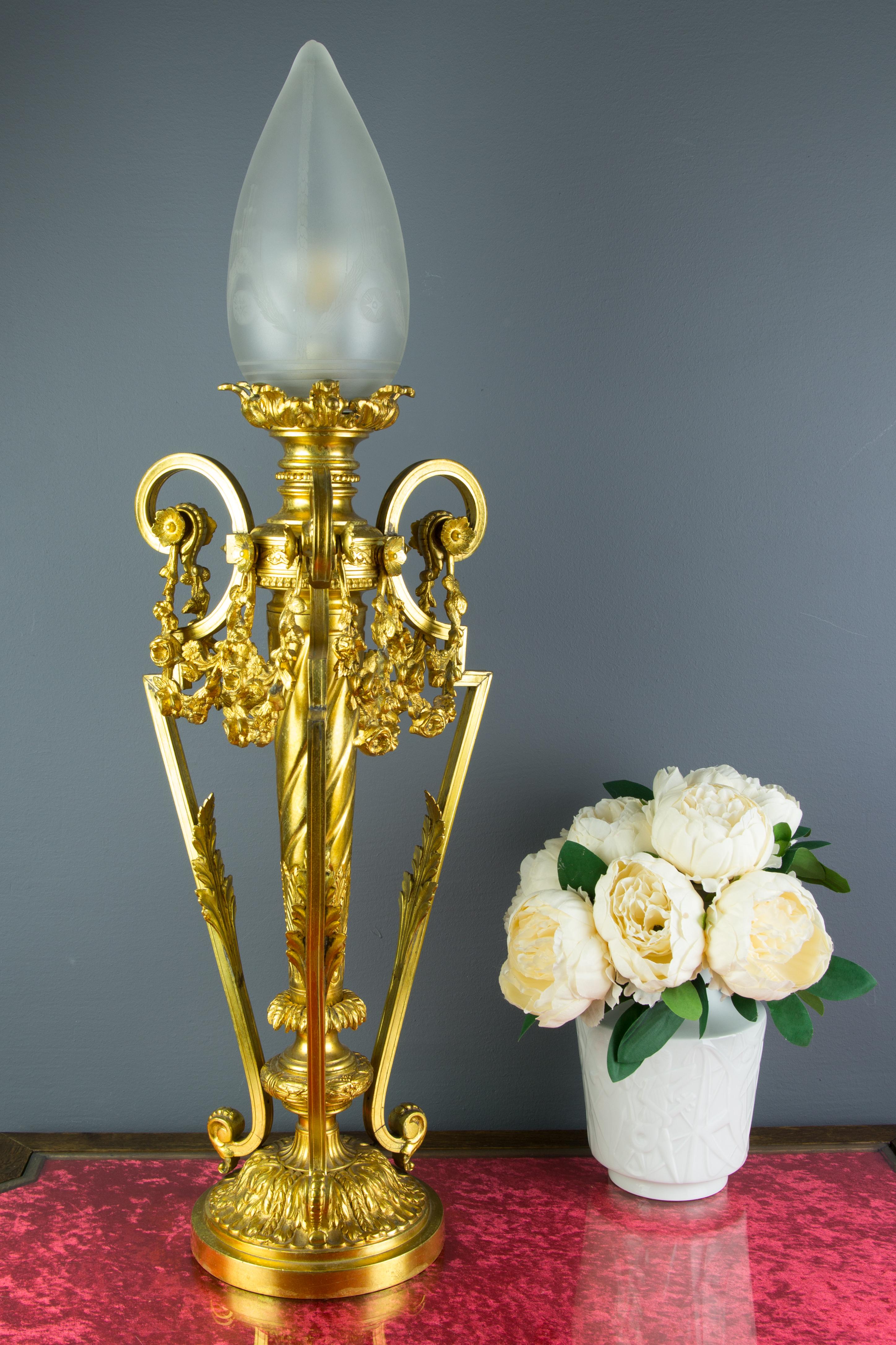 French Louis XVI Style Gilt Bronze Newel Post Lamp Frosted Glass Shade In Good Condition In Barntrup, DE