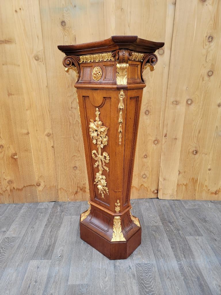 Französisch Louis XVI Stil vergoldete Bronze Ormolu montiert Floral Marquetry Pedestal (Handgeschnitzt) im Angebot