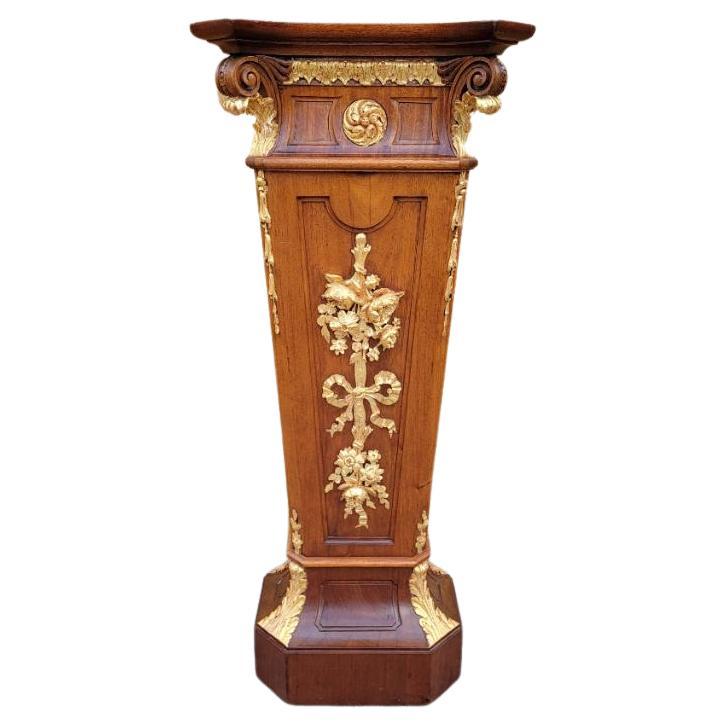 Französisch Louis XVI Stil vergoldete Bronze Ormolu montiert Floral Marquetry Pedestal im Angebot