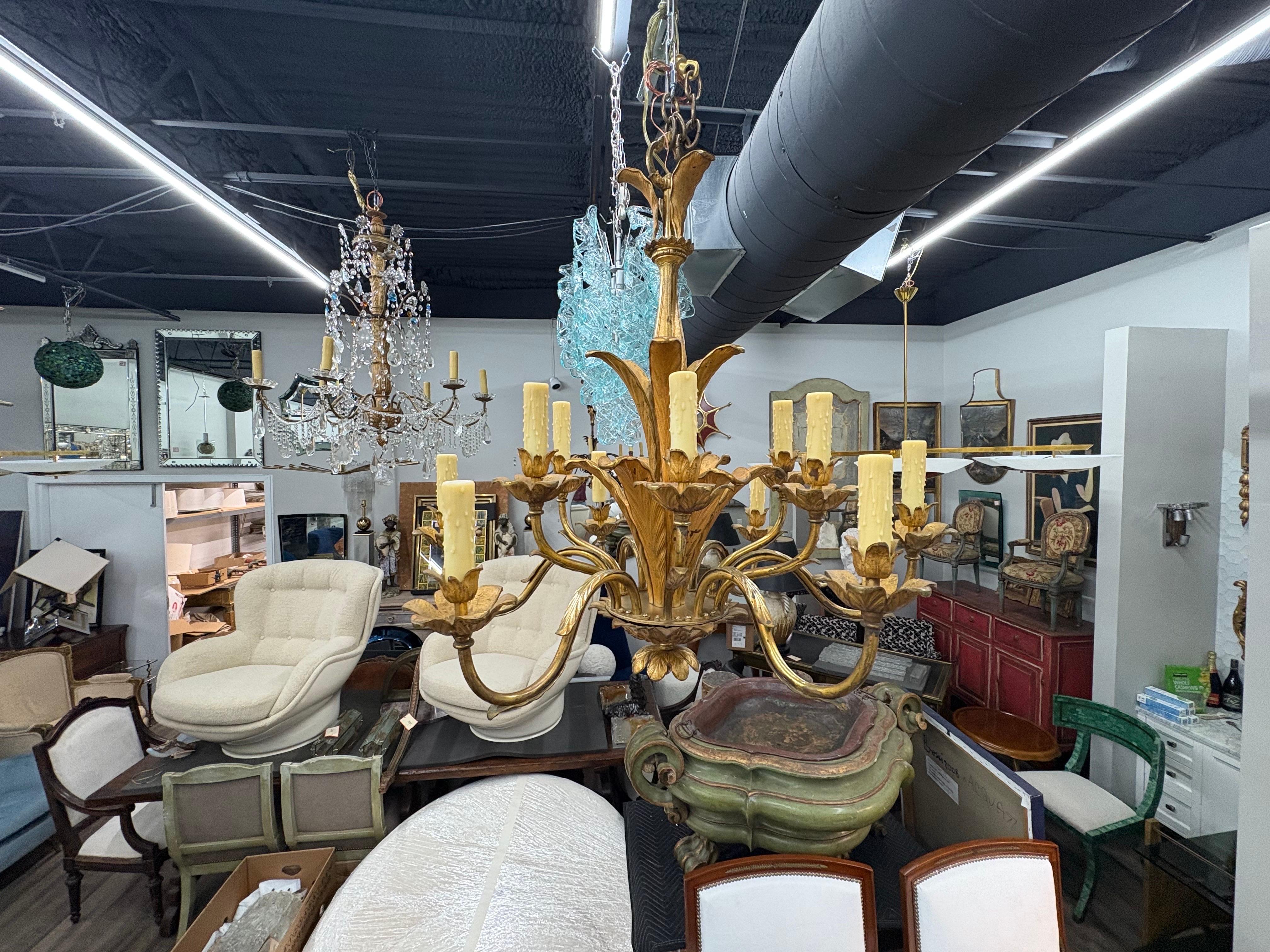 Araña francesa de bronce dorado con forma de palma, estilo Luis XVI.
Se ofrece una impresionante lámpara de araña francesa de bronce dorado de principios del siglo XX con dos niveles, cada uno con un total de 12 luces. Esta encantadora lámpara de