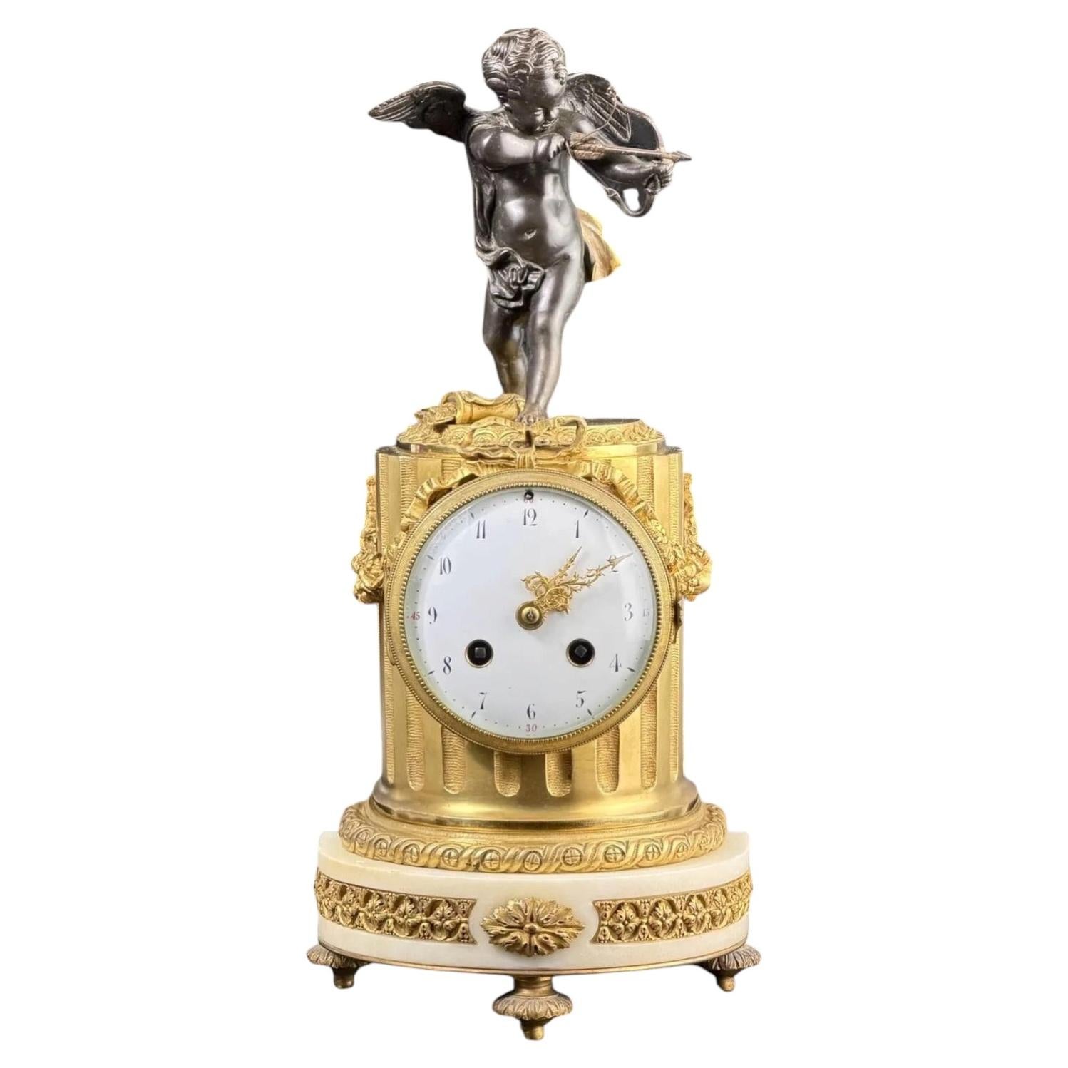 Pendule de cheminée en bronze doré et patiné de style Louis XVI avec Cupidon, 38 cm /