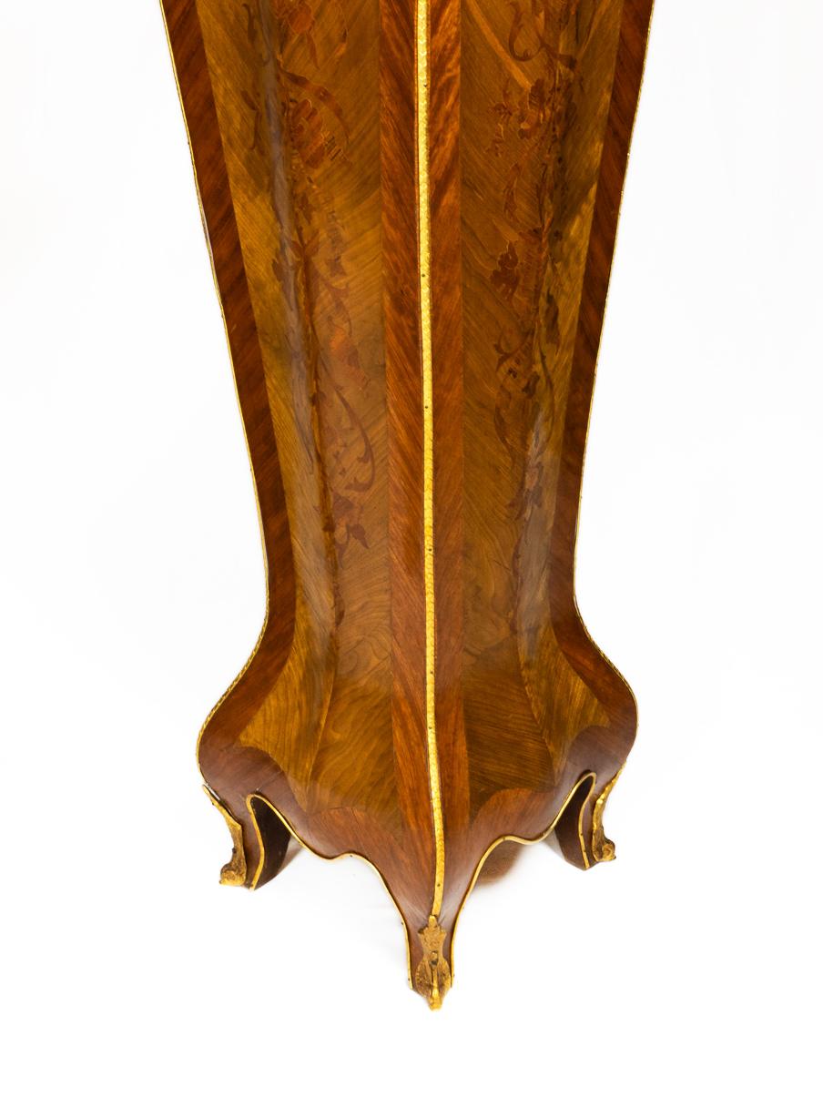 Pedestal de madera de bronce dorado estilo Luis XVI francés, Siglo XIX Dorado en venta