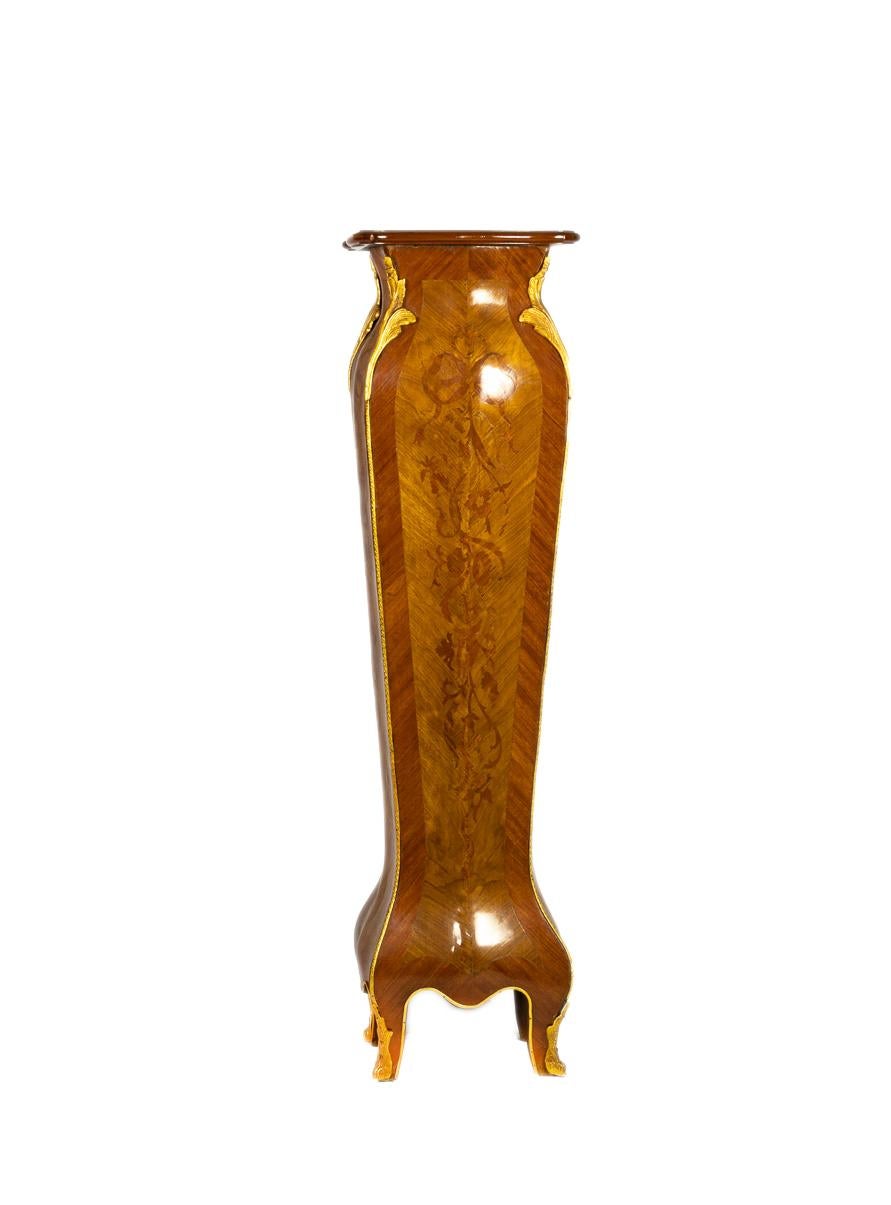 Pedestal de madera de bronce dorado estilo Luis XVI francés, Siglo XIX en Bueno estado para la venta en Lisbon, PT