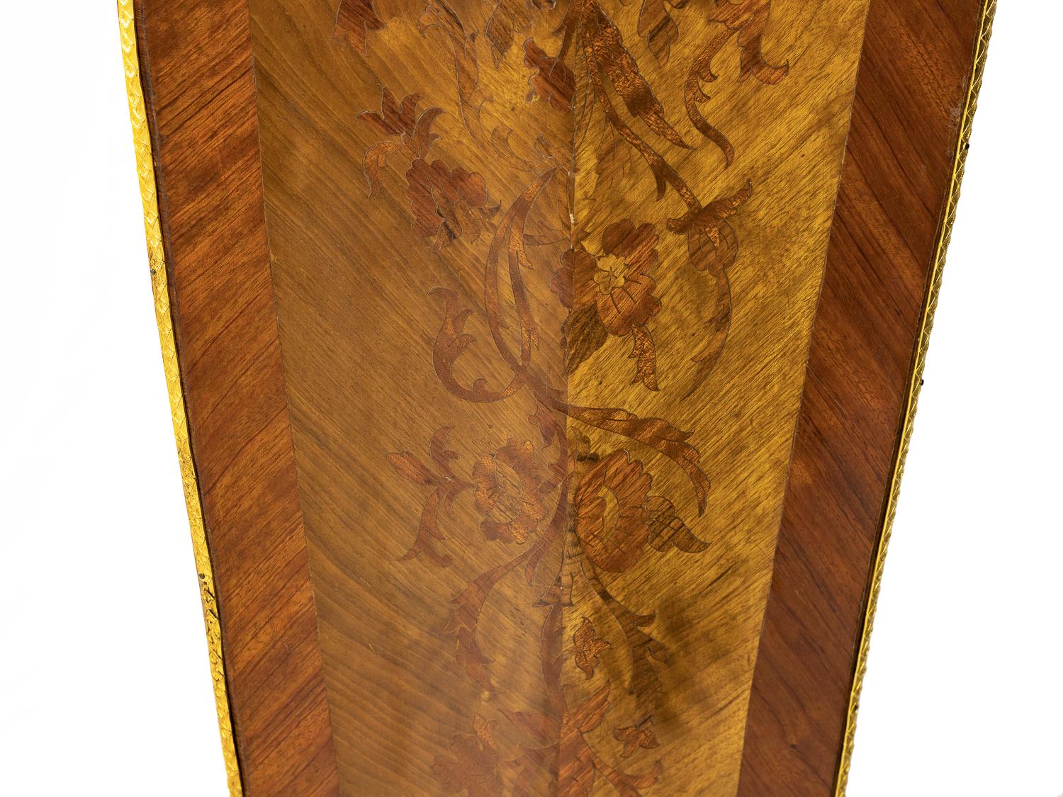 Pedestal de madera de bronce dorado estilo Luis XVI francés, Siglo XIX Latón en venta