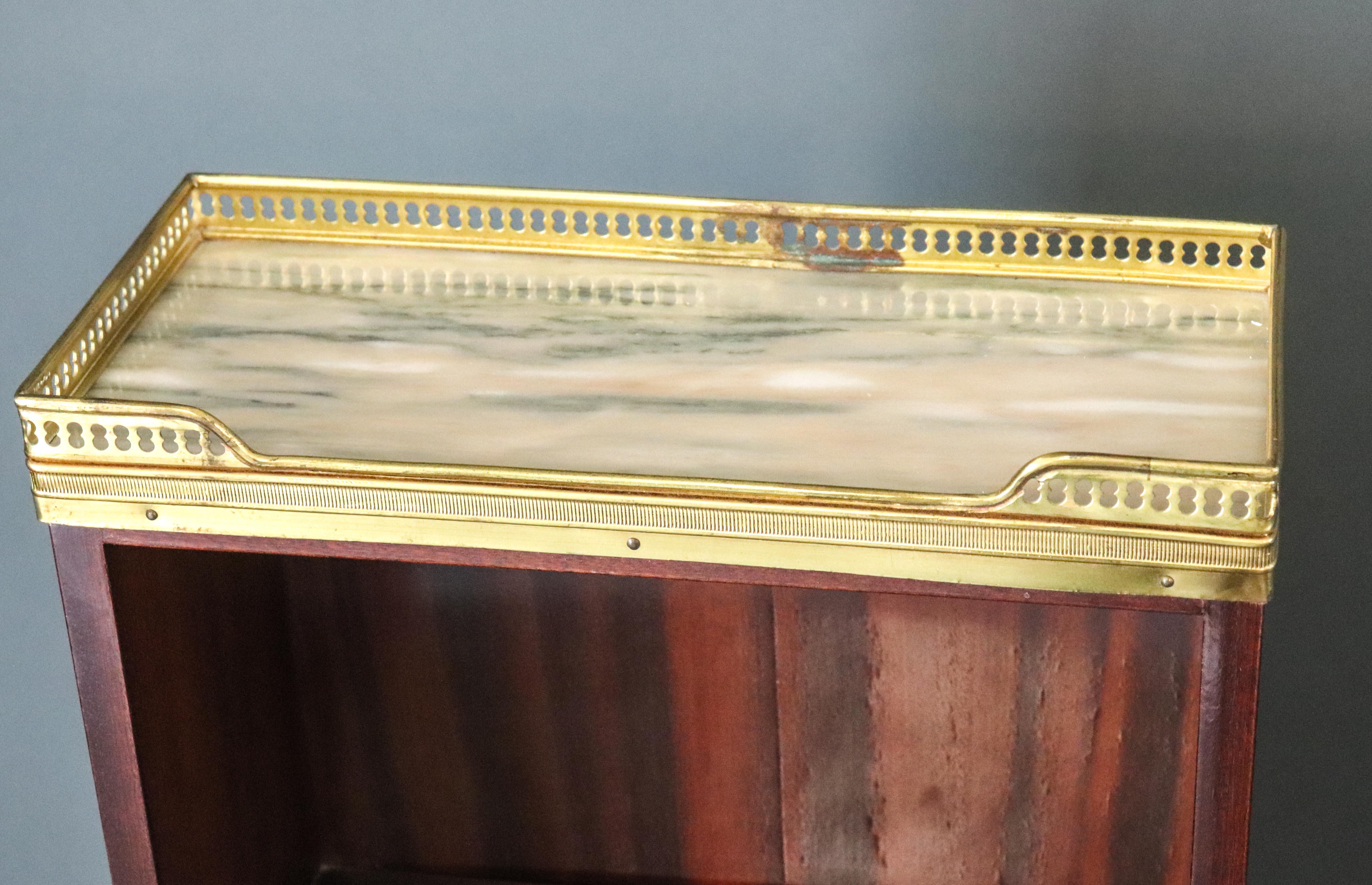 French Louis XVI Style Gilt Metal Mounted Display Bookcase In Good Condition In New York, NY