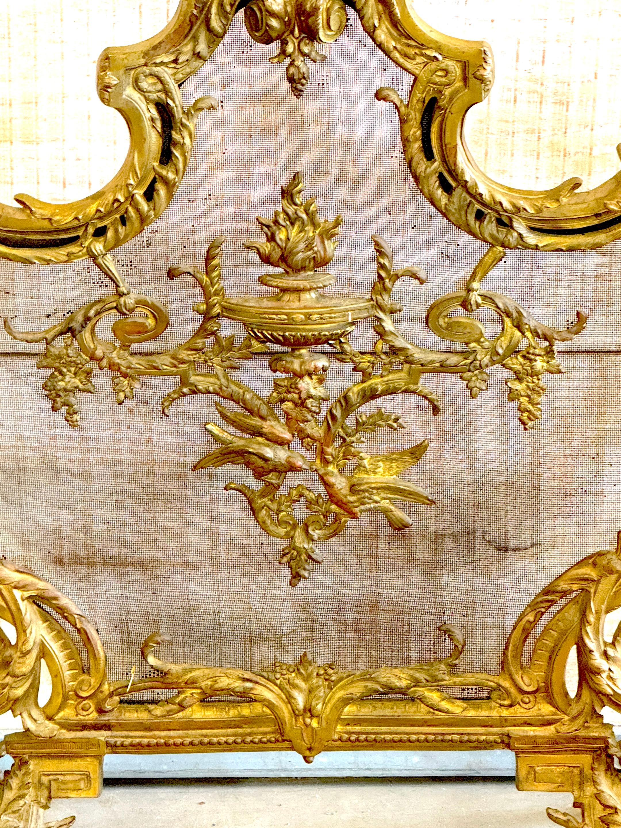 Französisch Louis XVI Stil vergoldet Ormolu geschwärzt Mesh  Klassische Motive Kaminschirm (Louis XVI.) im Angebot