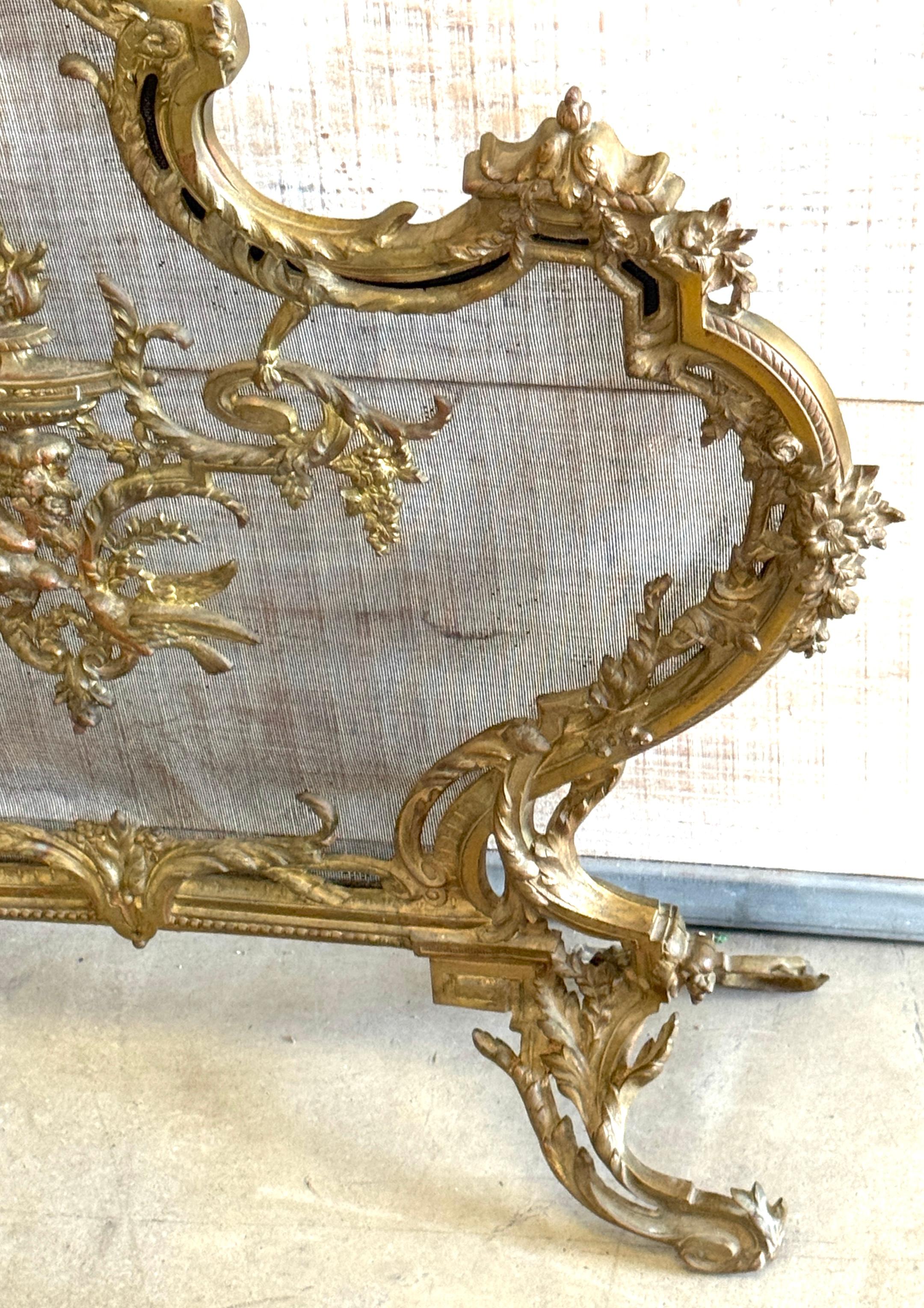 Französisch Louis XVI Stil vergoldet Ormolu geschwärzt Mesh  Klassische Motive Kaminschirm im Zustand „Gut“ im Angebot in West Palm Beach, FL