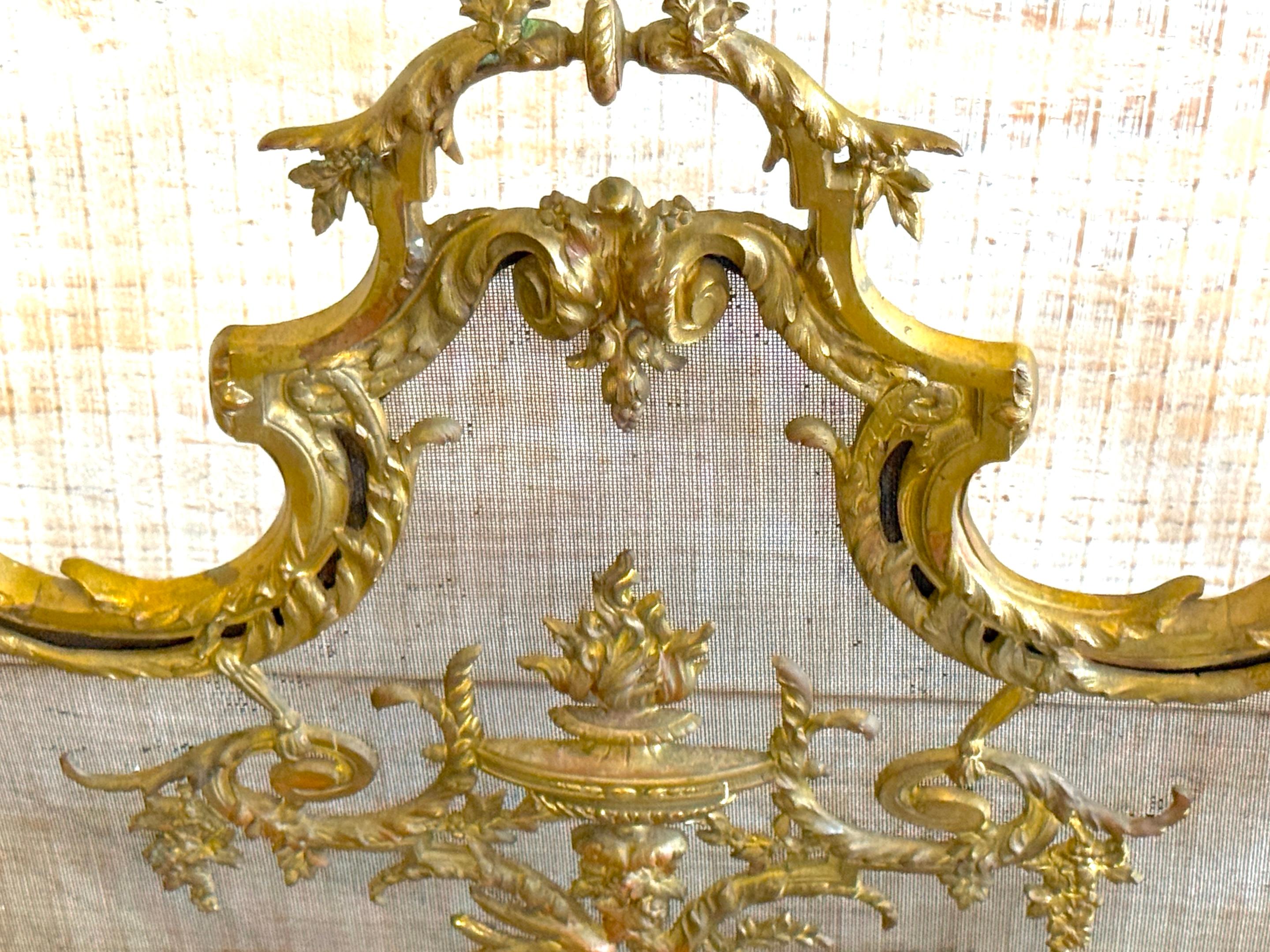 Französisch Louis XVI Stil vergoldet Ormolu geschwärzt Mesh  Klassische Motive Kaminschirm (19. Jahrhundert) im Angebot