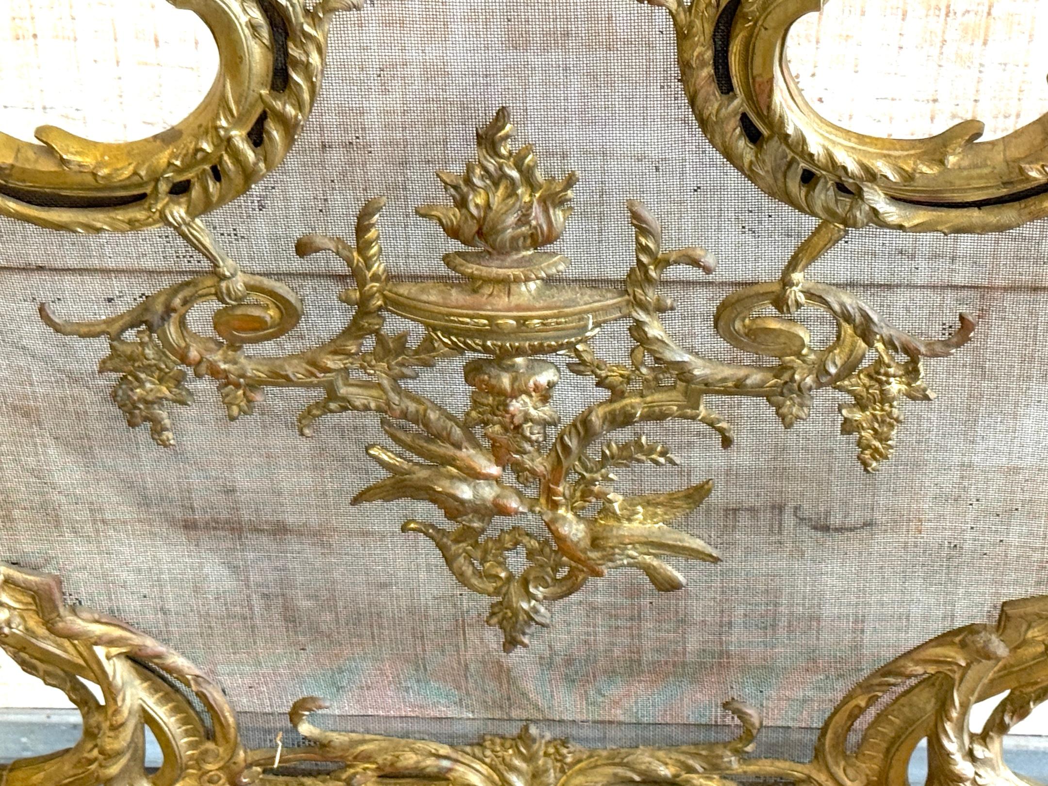 Französisch Louis XVI Stil vergoldet Ormolu geschwärzt Mesh  Klassische Motive Kaminschirm (Metall) im Angebot