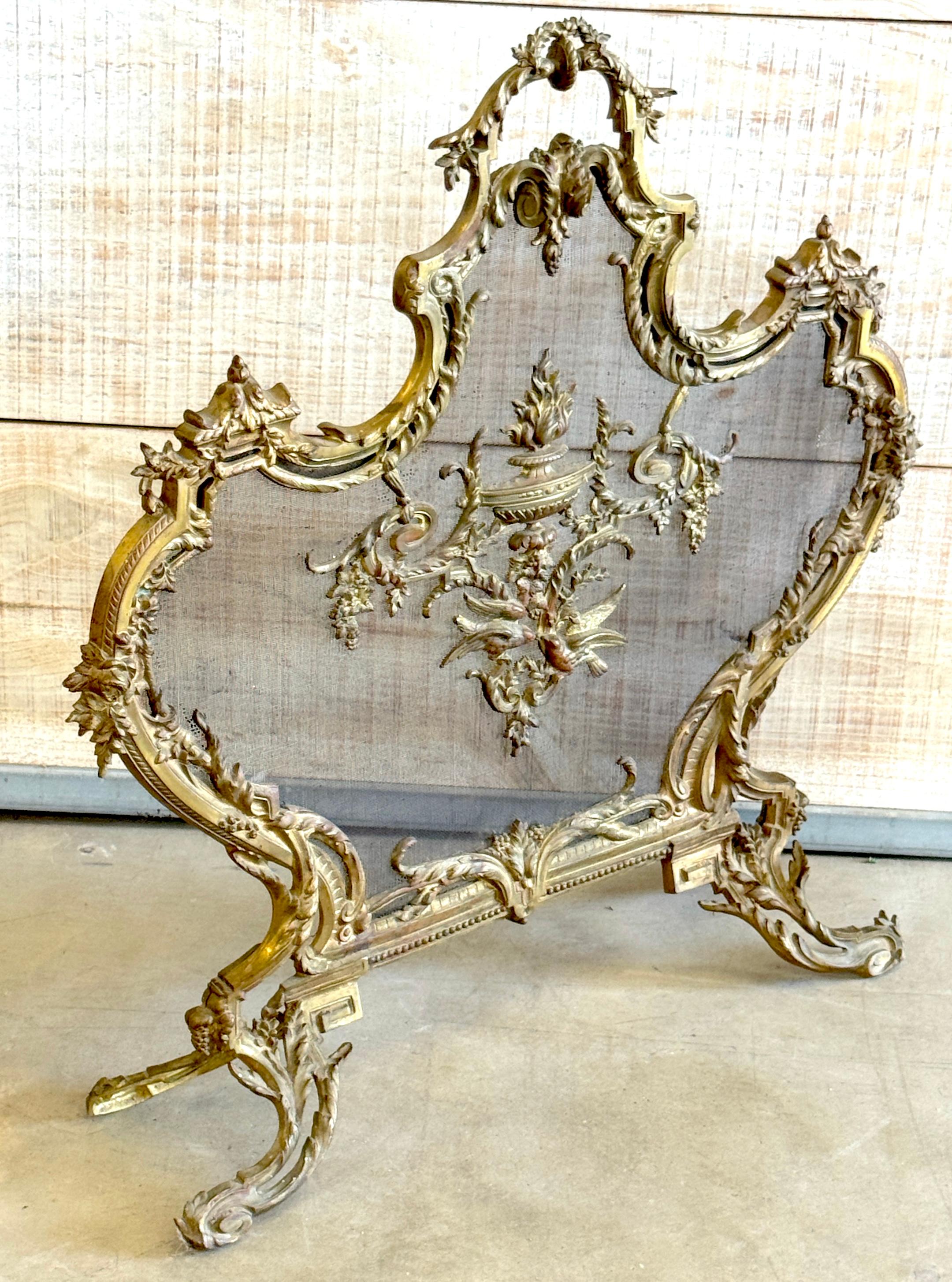 Französisch Louis XVI Stil vergoldet Ormolu geschwärzt Mesh  Klassische Motive Kaminschirm im Angebot 1