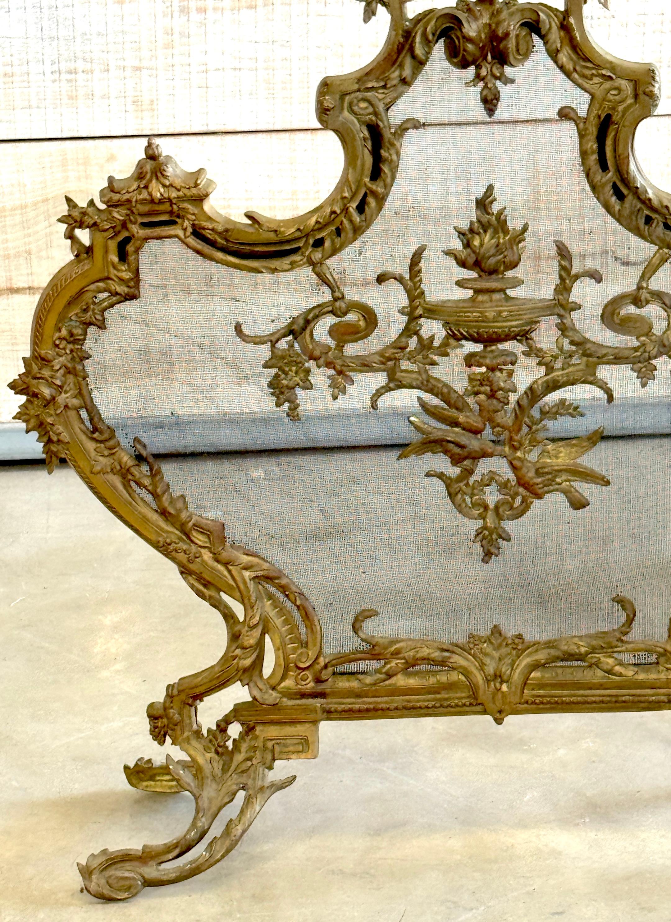 Französisch Louis XVI Stil vergoldet Ormolu geschwärzt Mesh  Klassische Motive Kaminschirm im Angebot 2