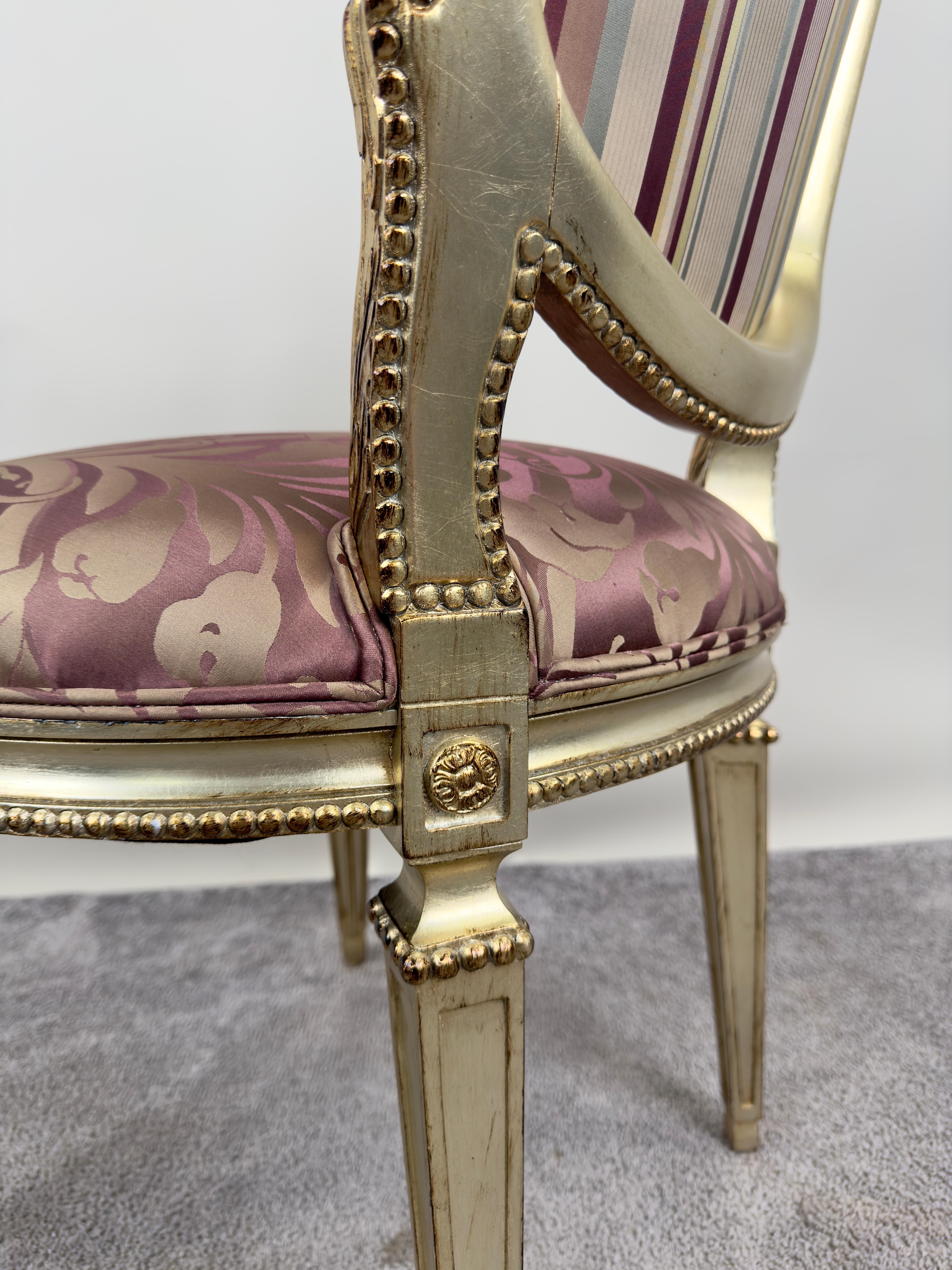 Chaises de salle à manger de style Louis XVI dorées et à motif damas prune 10 pièces 9
