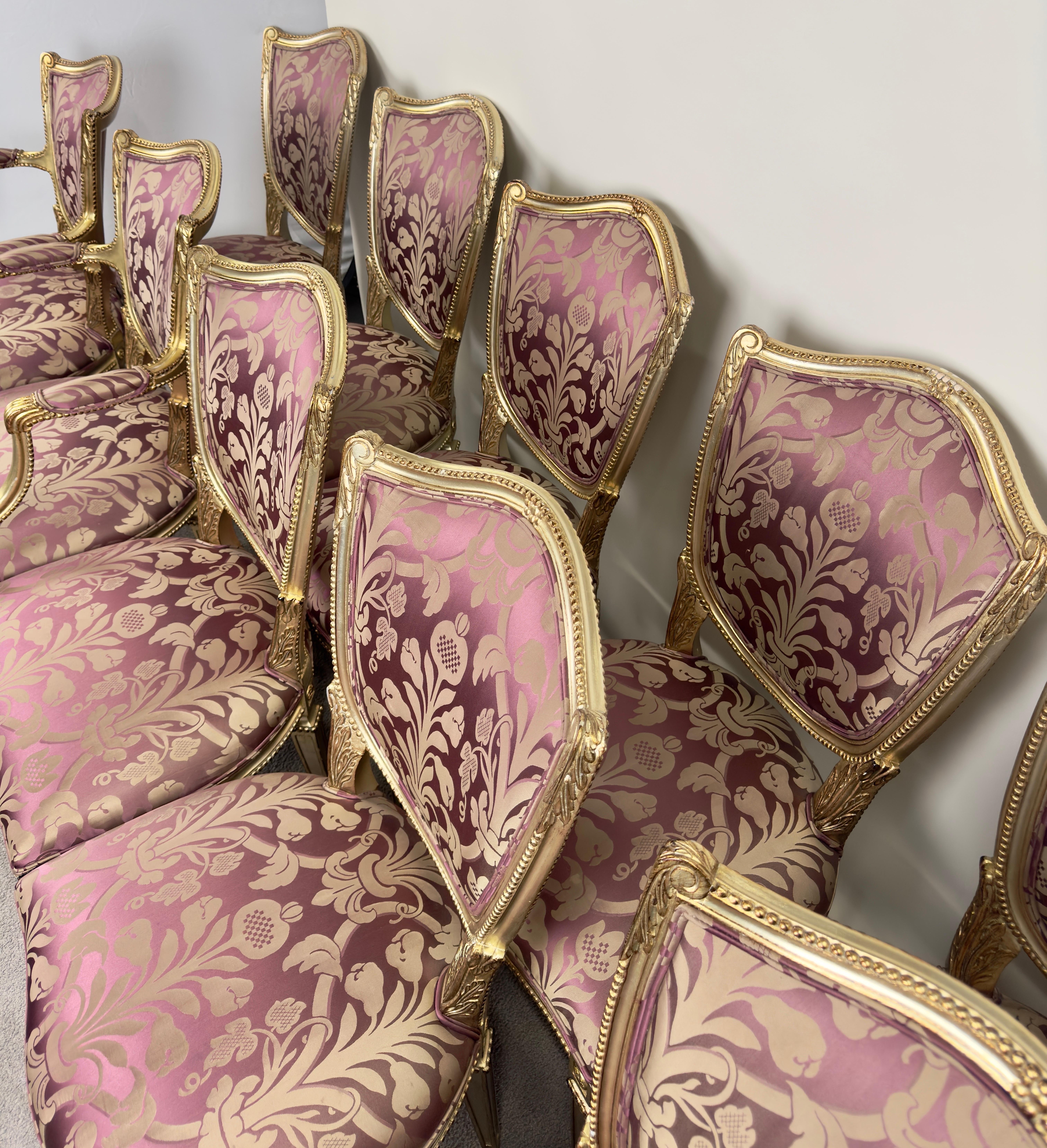 Chaises de salle à manger de style Louis XVI dorées et à motif damas prune 10 pièces 11