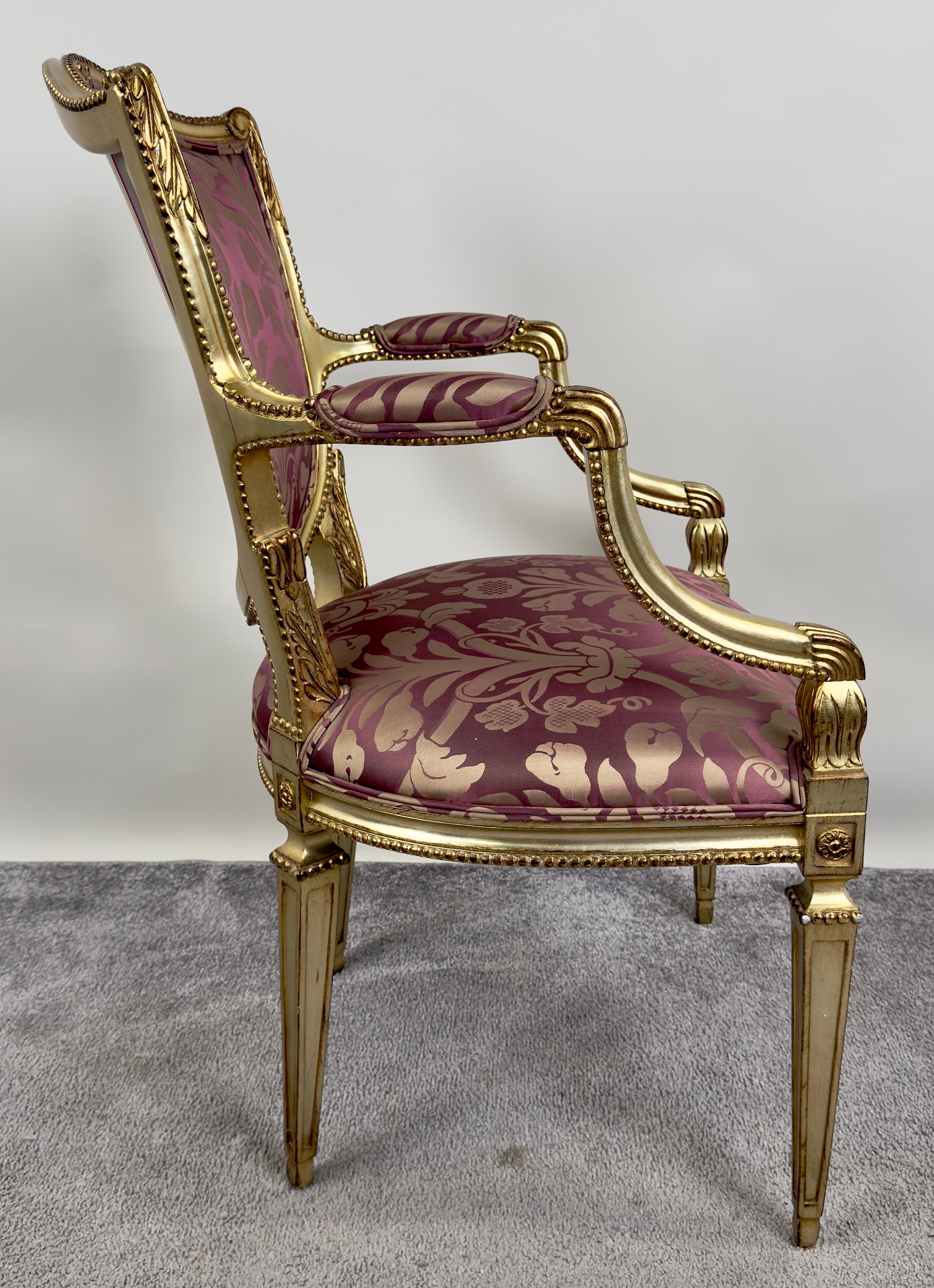 Chaises de salle à manger de style Louis XVI dorées et à motif damas prune 10 pièces Bon état à Plainview, NY