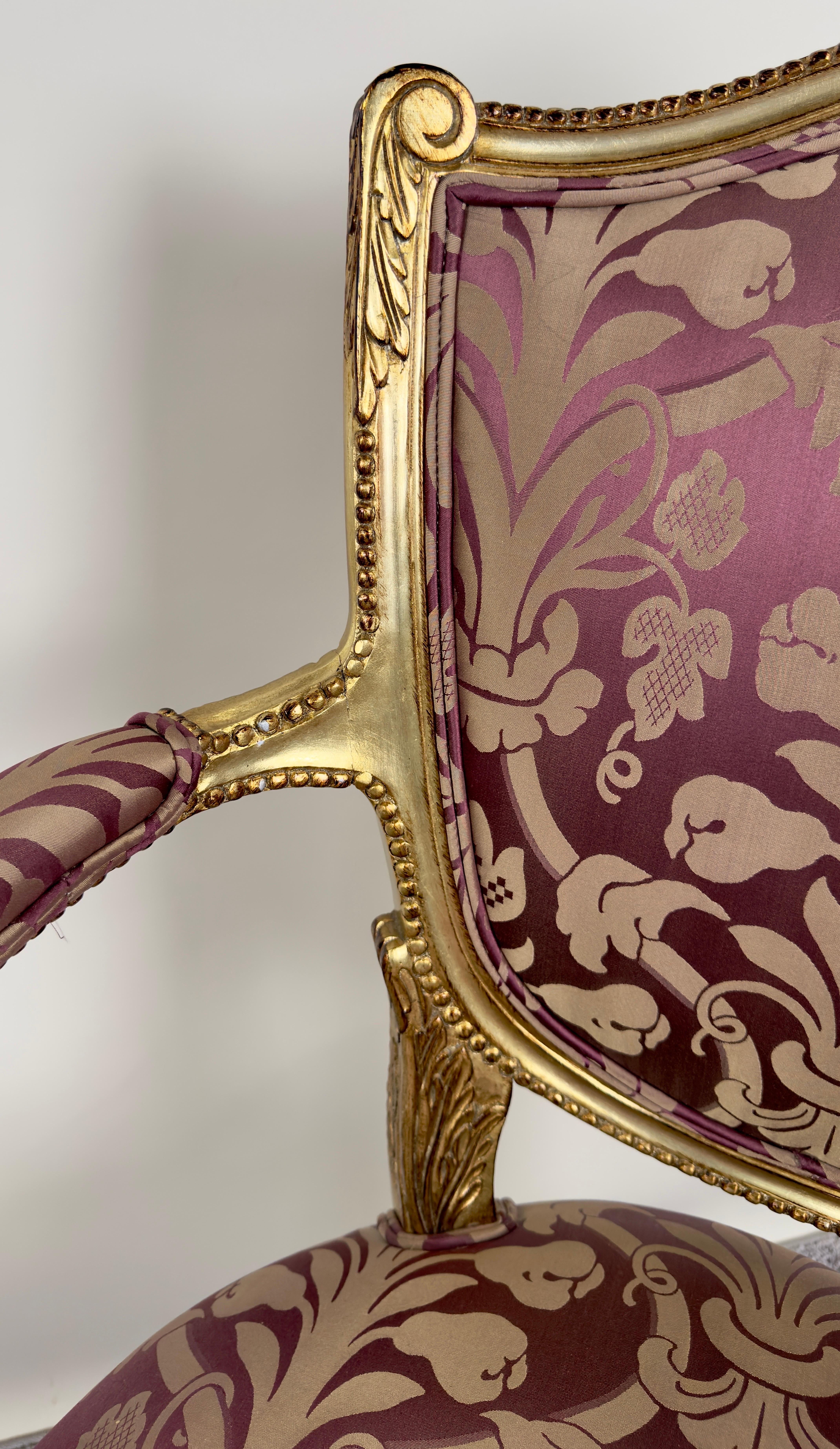 Chaises de salle à manger de style Louis XVI dorées et à motif damas prune 10 pièces 1
