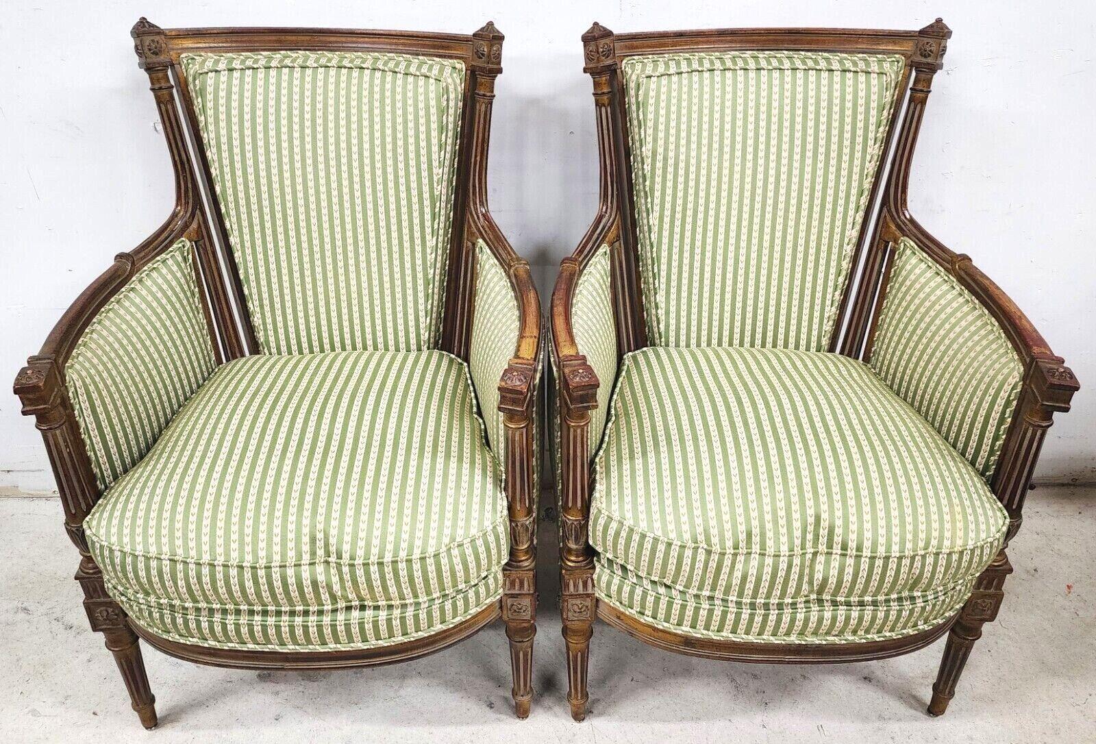 Wir bieten eine unserer jüngsten Palm Beach Estate Fine Furniture Akquisitionen von A 
Satz von 2 französischen Bergère-Stühlen aus Giltwood im Louis XVI-Stil.
Die Sitze sind mit Daunen und Schaumstoff gefüllt, so dass sie sehr bequem sind und