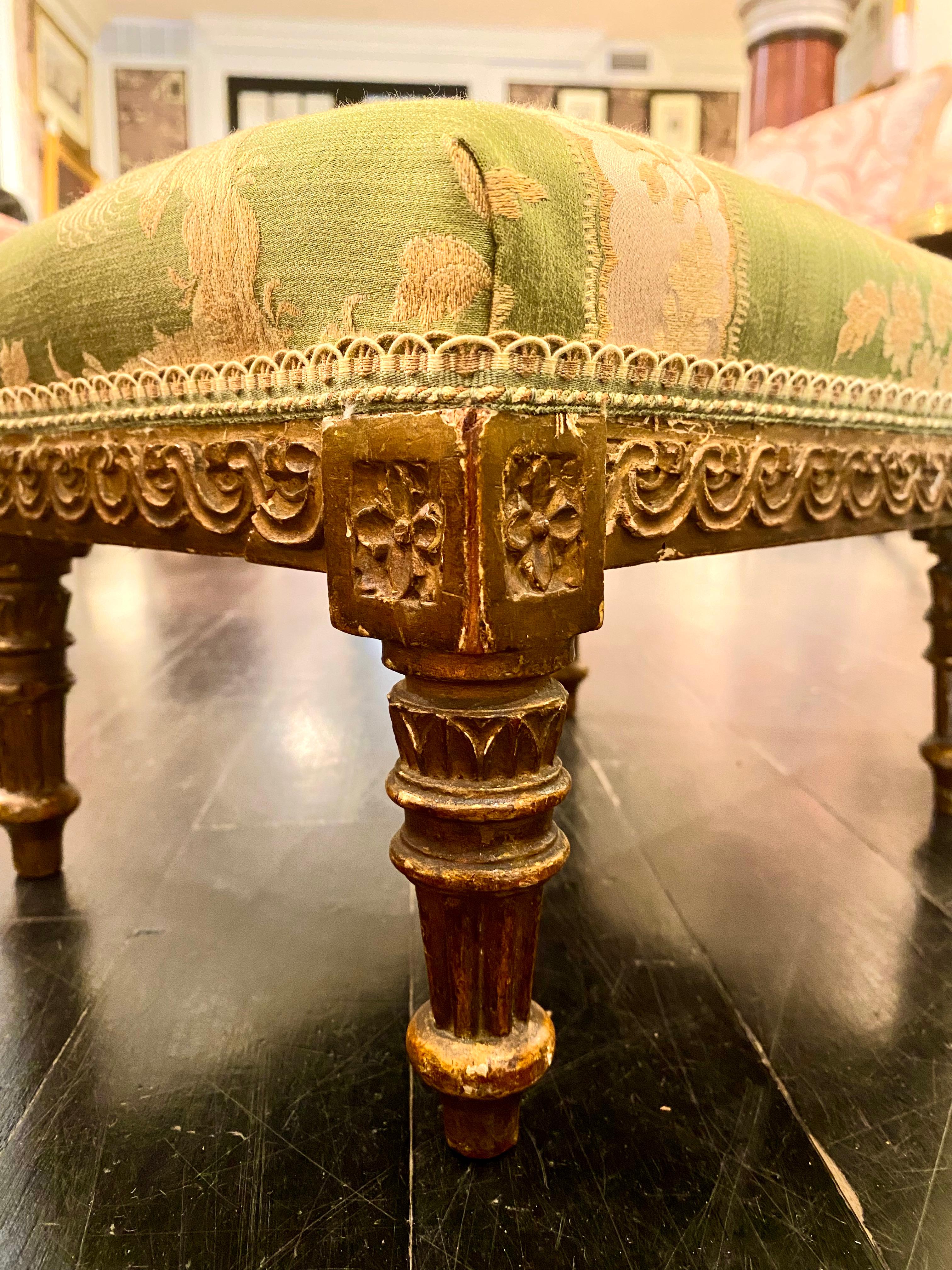 Tabourets sur pied en bois doré de style Louis XVI français, tapisserie en damas de soie vert en vente 4
