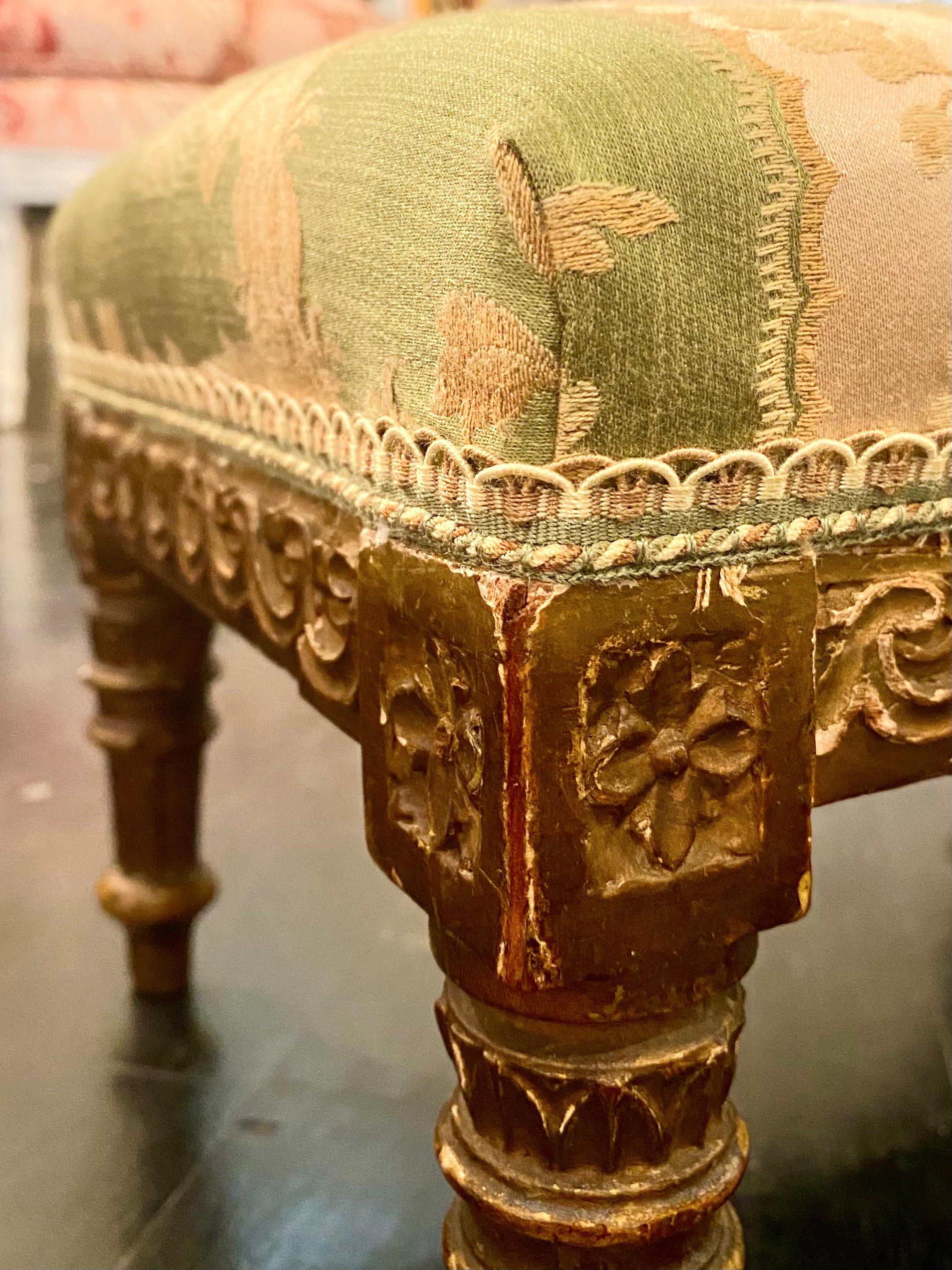 Tabourets sur pied en bois doré de style Louis XVI français, tapisserie en damas de soie vert en vente 5