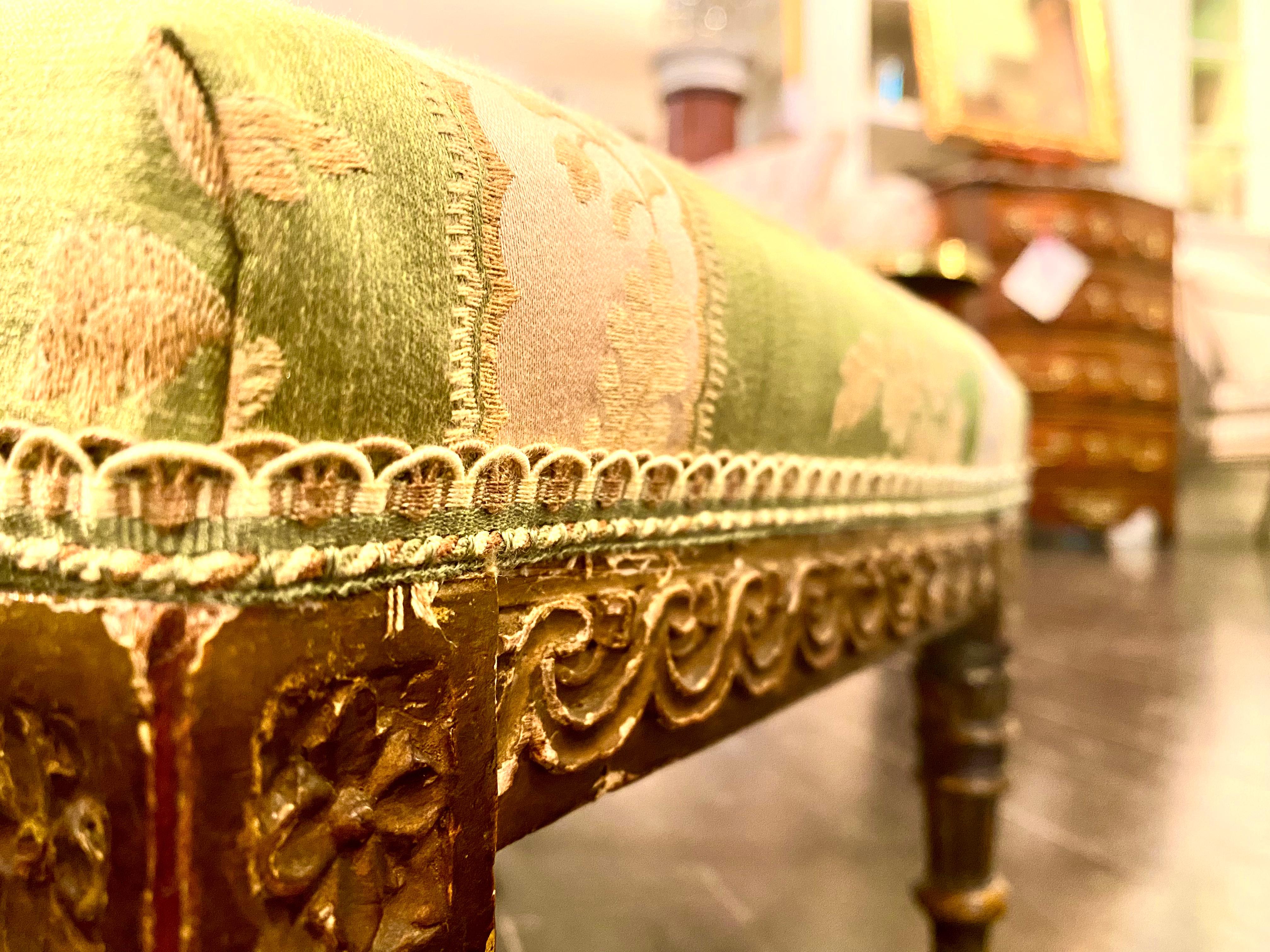 Tabourets sur pied en bois doré de style Louis XVI français, tapisserie en damas de soie vert en vente 6