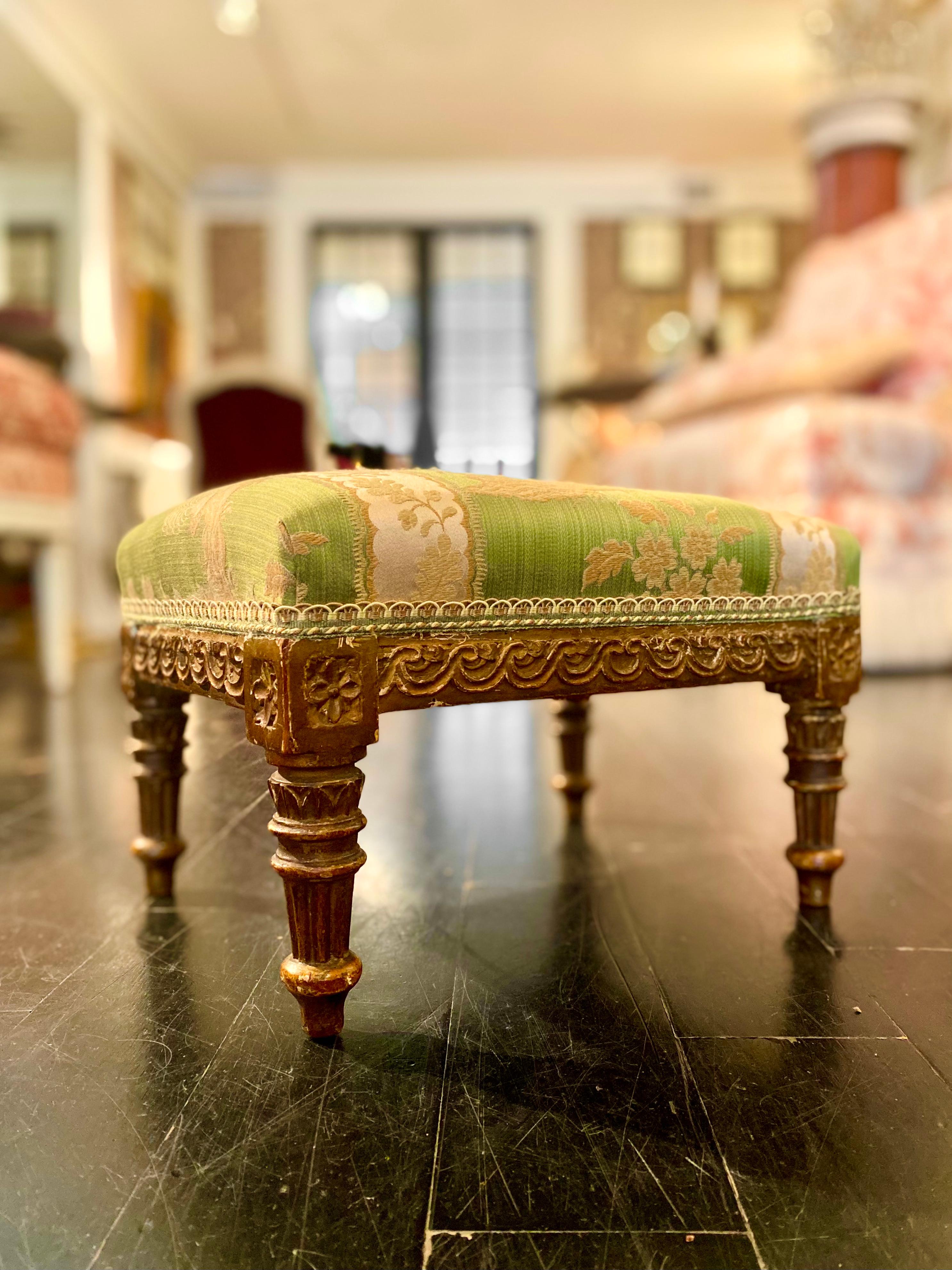 Tabourets sur pied en bois doré de style Louis XVI français, tapisserie en damas de soie vert en vente 7