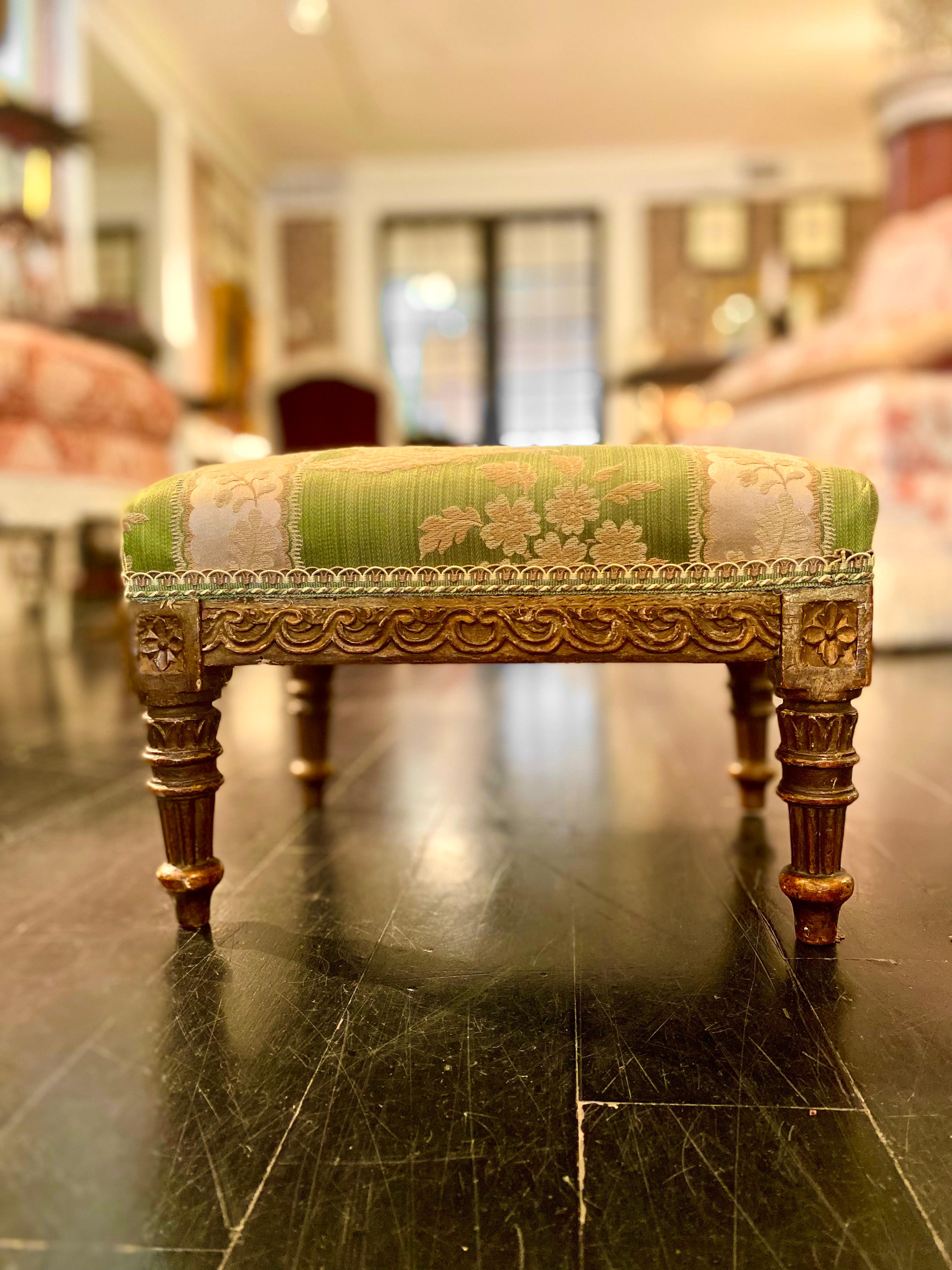 Tabourets sur pied en bois doré de style Louis XVI français, tapisserie en damas de soie vert en vente 8