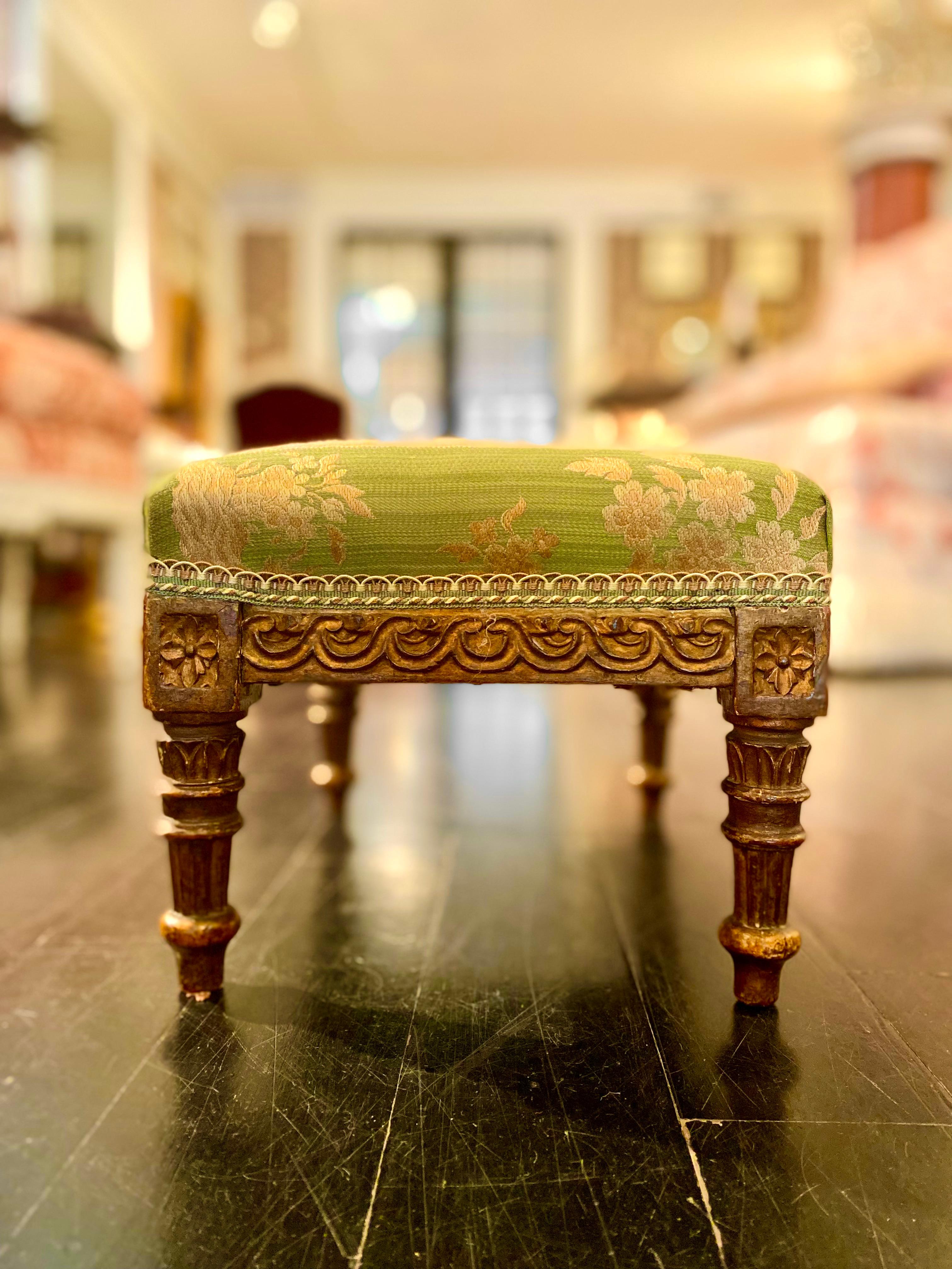 Tabourets sur pied en bois doré de style Louis XVI français, tapisserie en damas de soie vert en vente 9