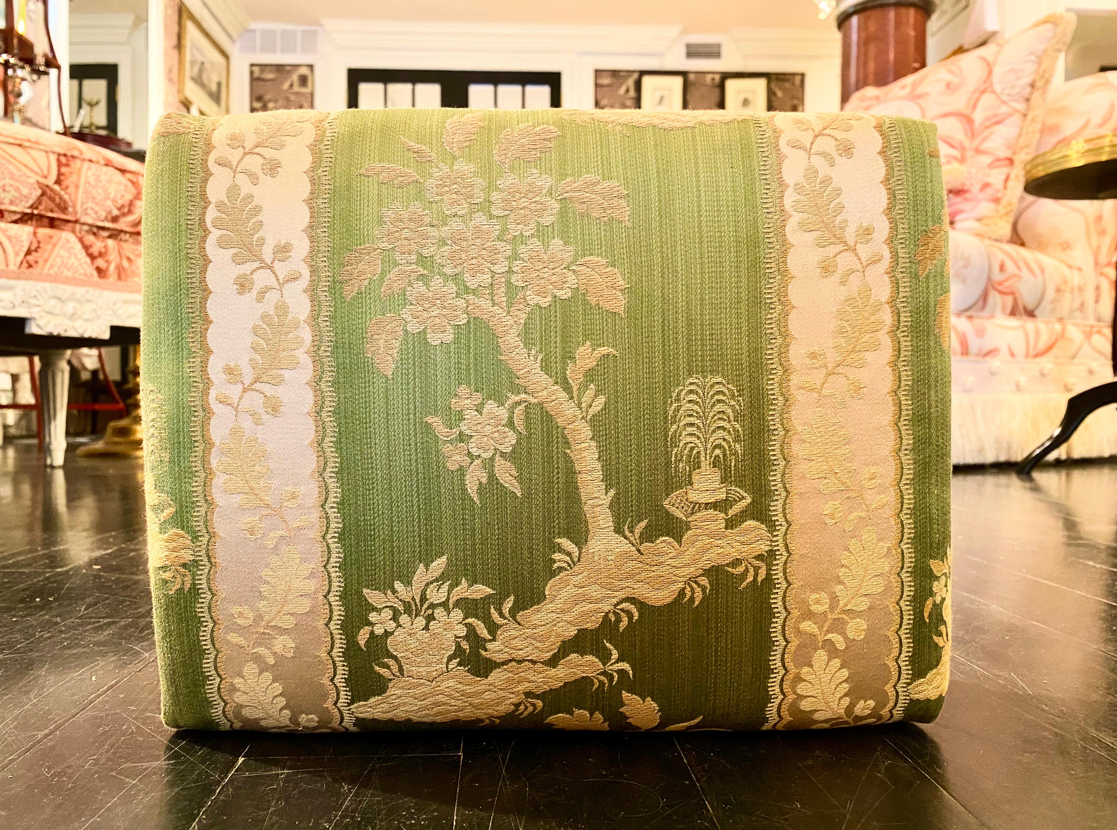 Tabourets sur pied en bois doré de style Louis XVI français, tapisserie en damas de soie vert en vente 11