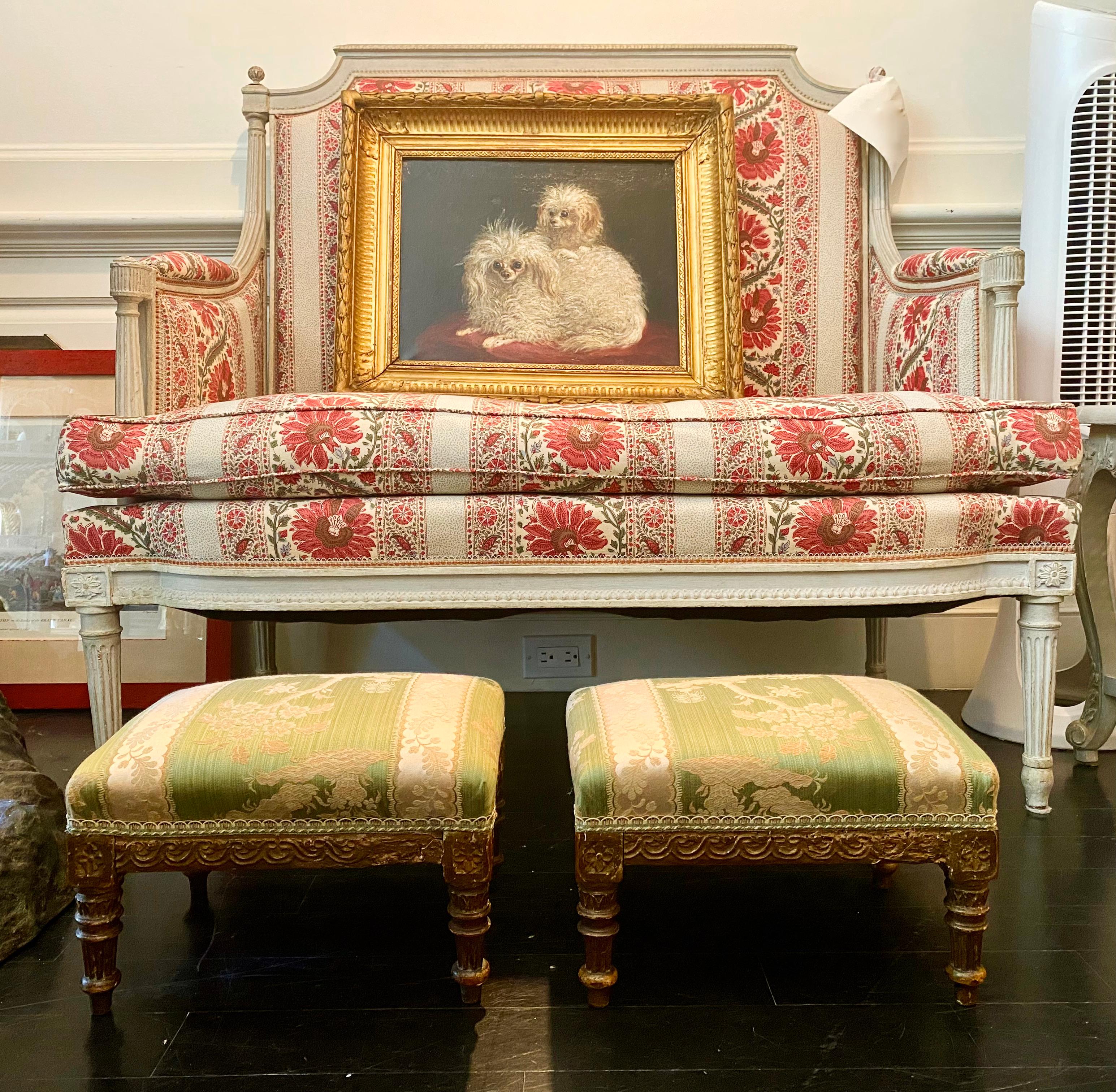 Tabourets sur pied en bois doré de style Louis XVI français, tapisserie en damas de soie vert en vente 12