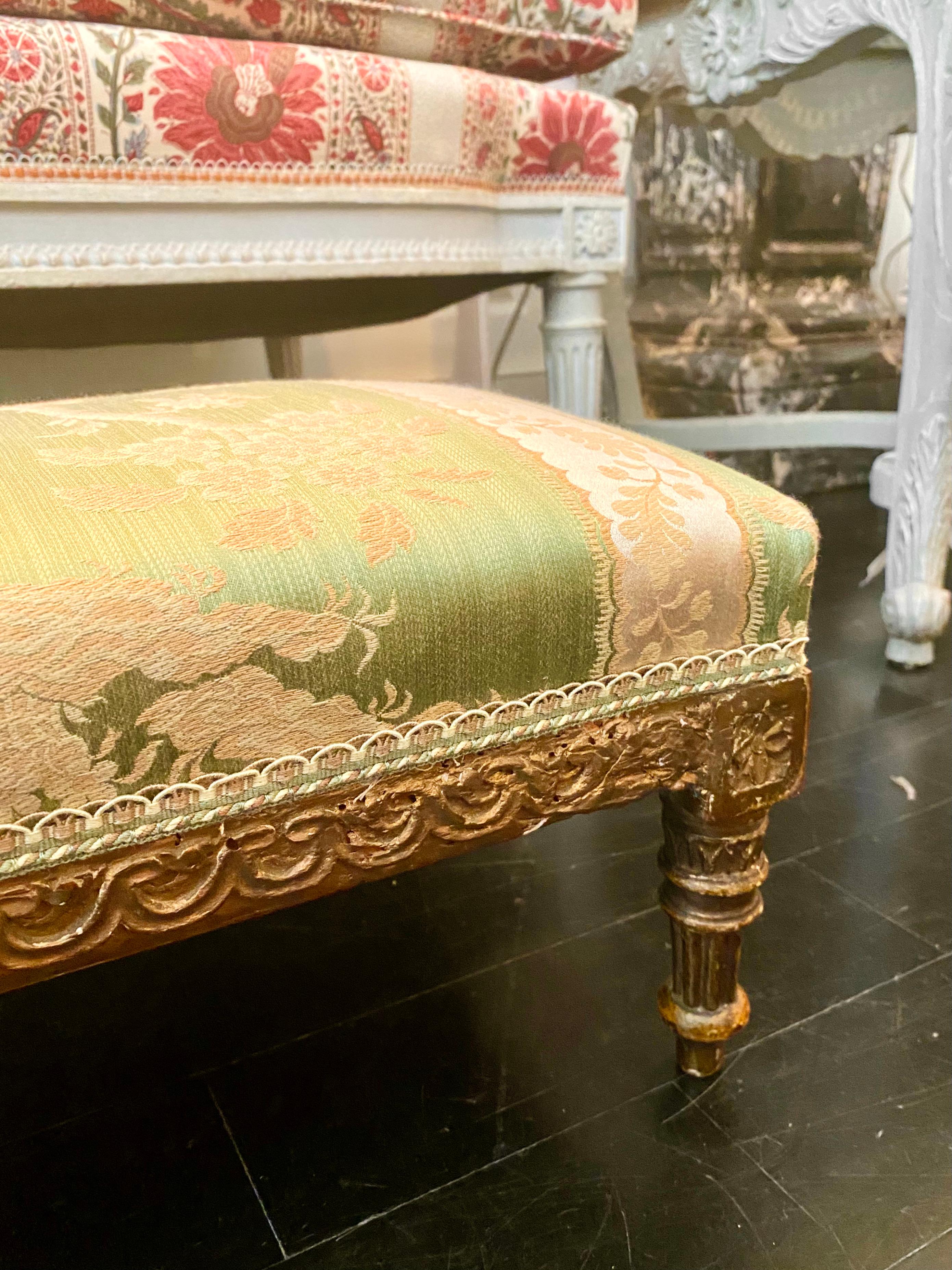 Tabourets sur pied en bois doré de style Louis XVI français, tapisserie en damas de soie vert en vente 13