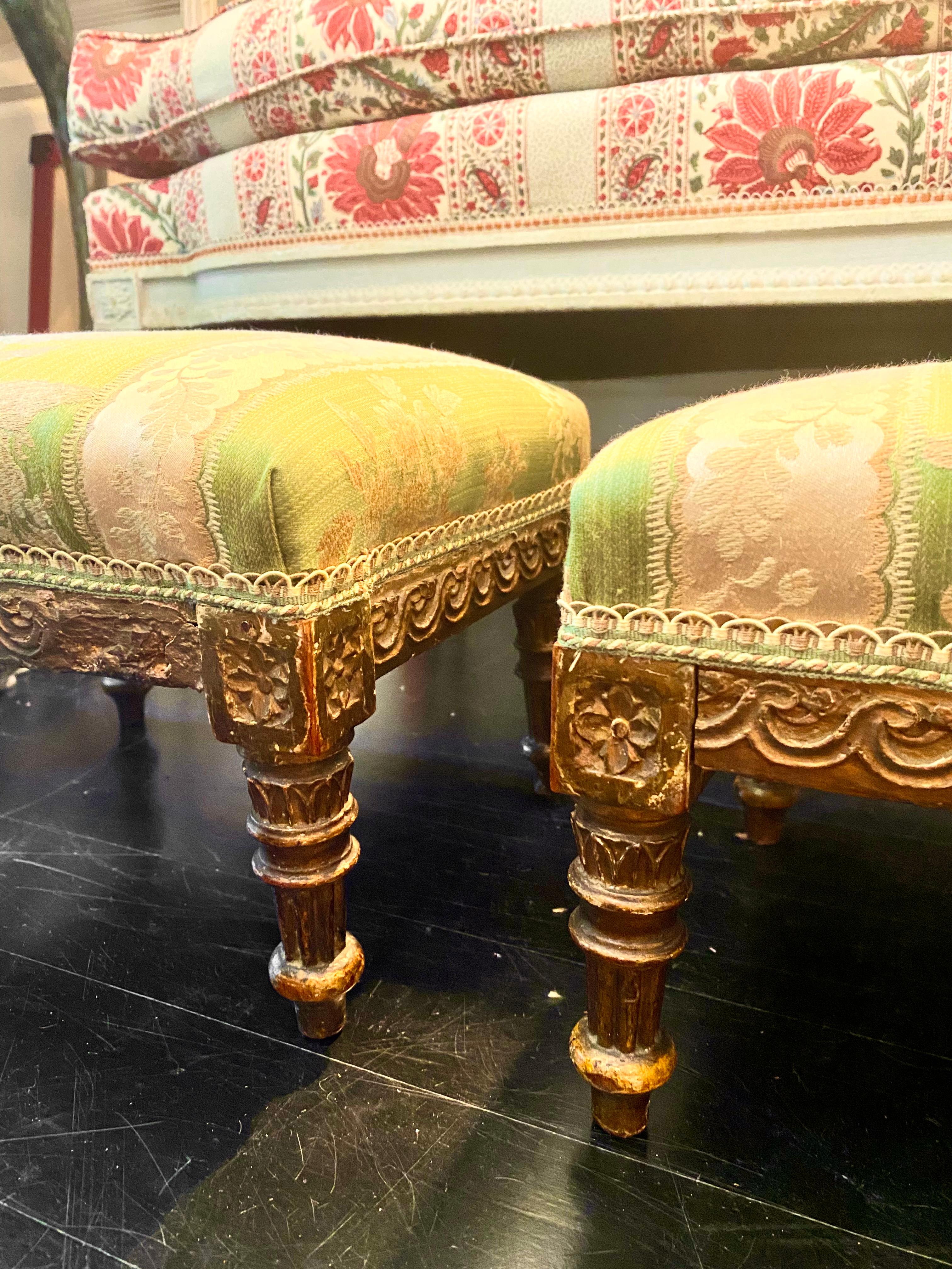 Tabourets sur pied en bois doré de style Louis XVI français, tapisserie en damas de soie vert en vente 14