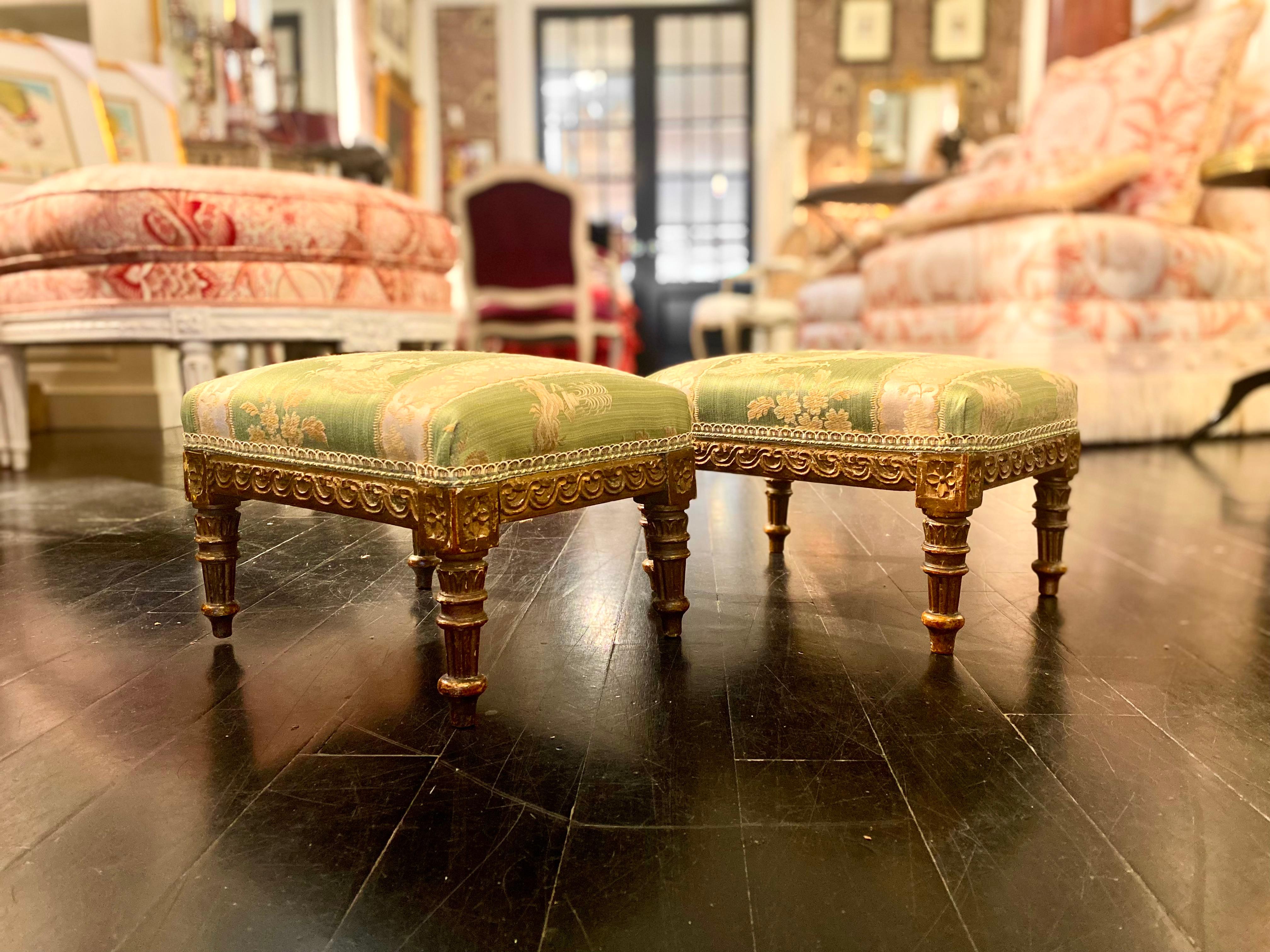 Français Tabourets sur pied en bois doré de style Louis XVI français, tapisserie en damas de soie vert en vente