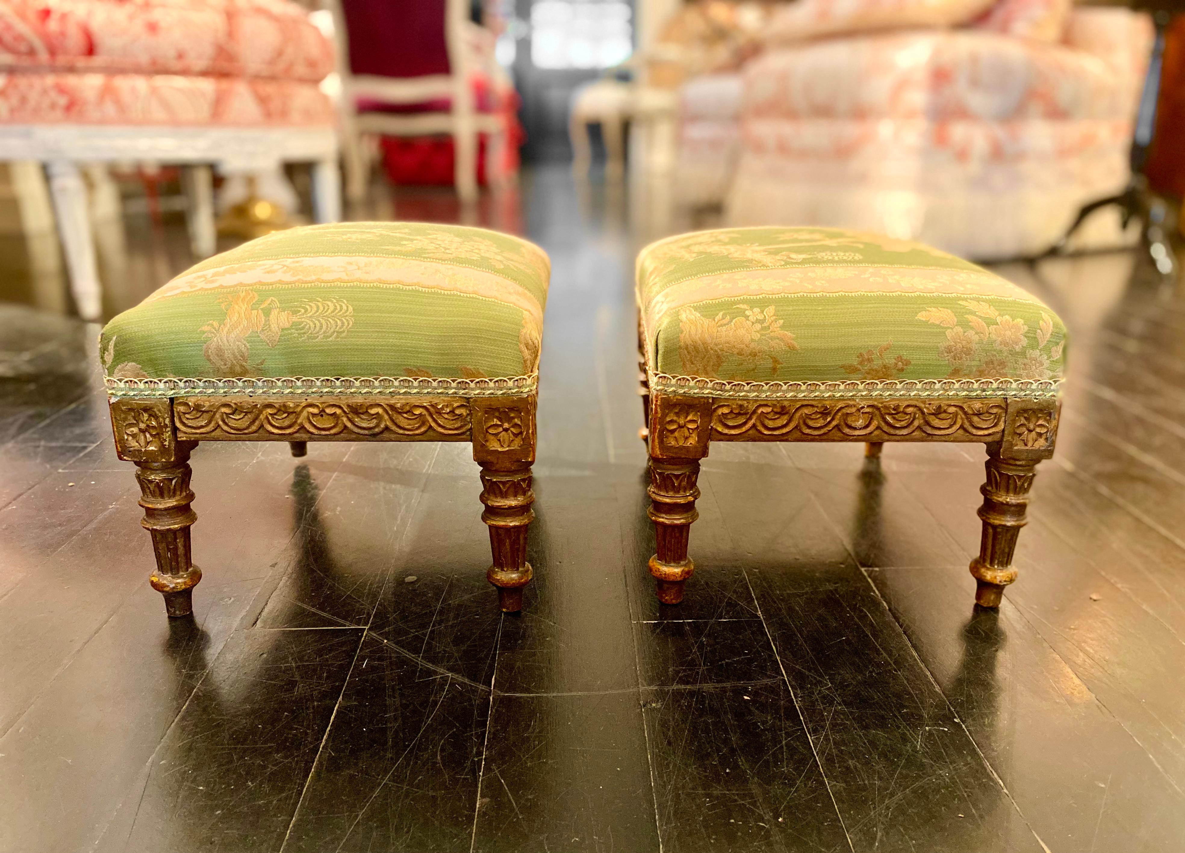 XIXe siècle Tabourets sur pied en bois doré de style Louis XVI français, tapisserie en damas de soie vert en vente