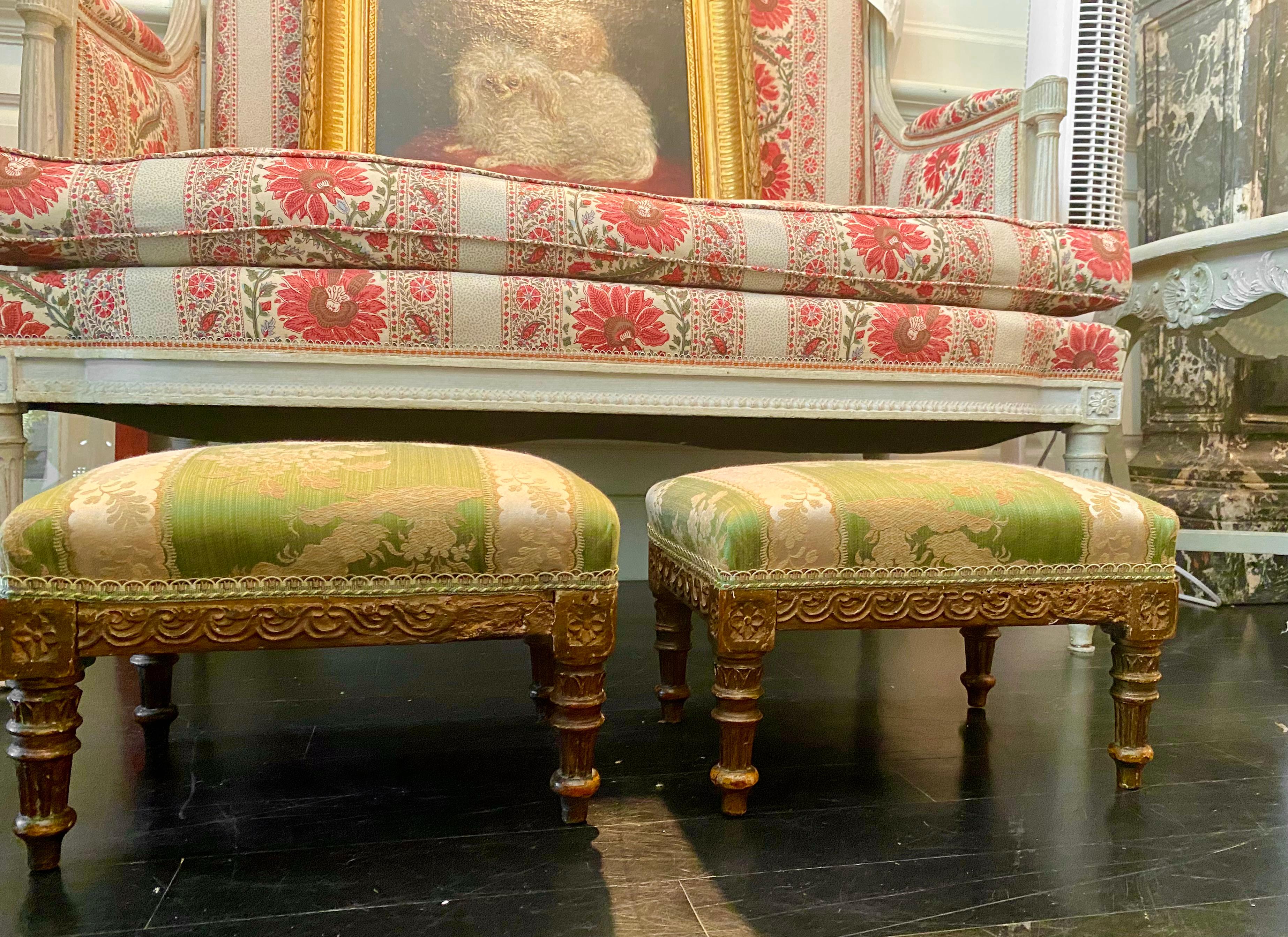 Damas Tabourets sur pied en bois doré de style Louis XVI français, tapisserie en damas de soie vert en vente