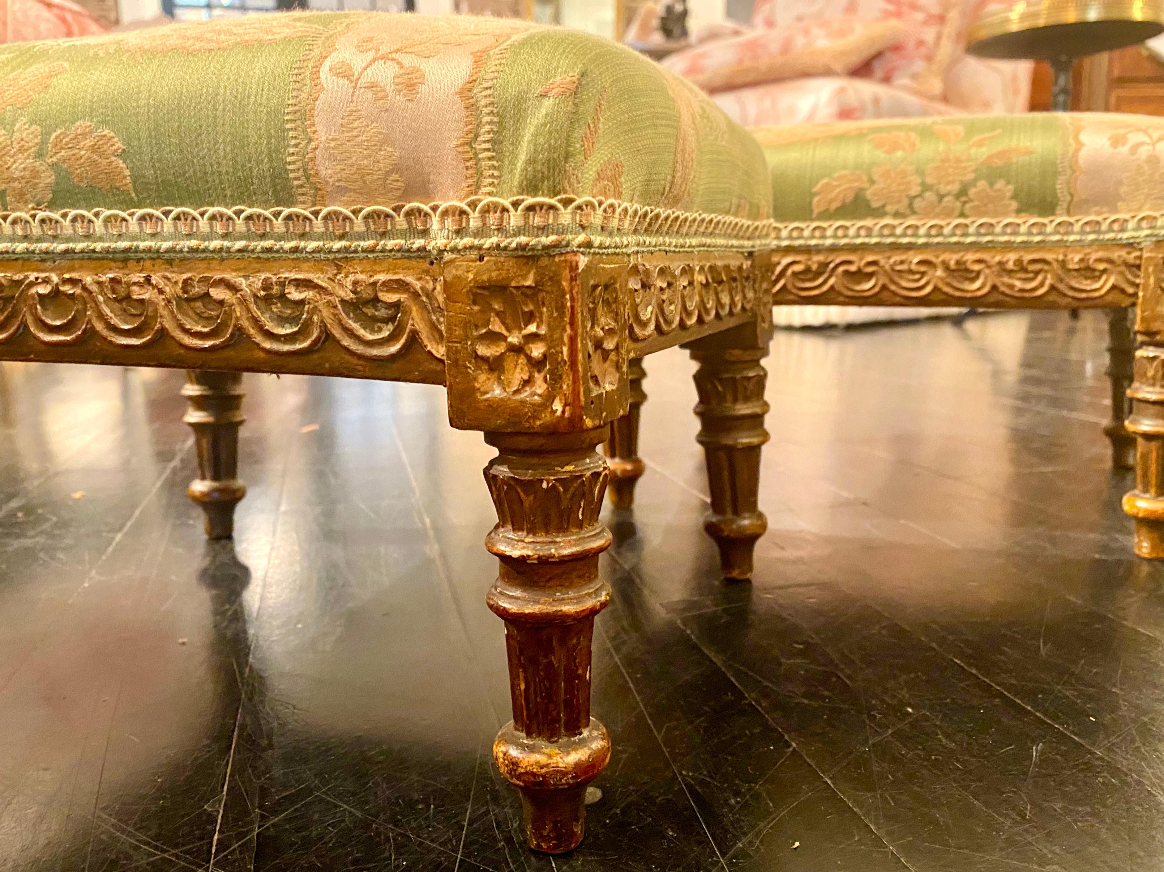 Tabourets sur pied en bois doré de style Louis XVI français, tapisserie en damas de soie vert en vente 1