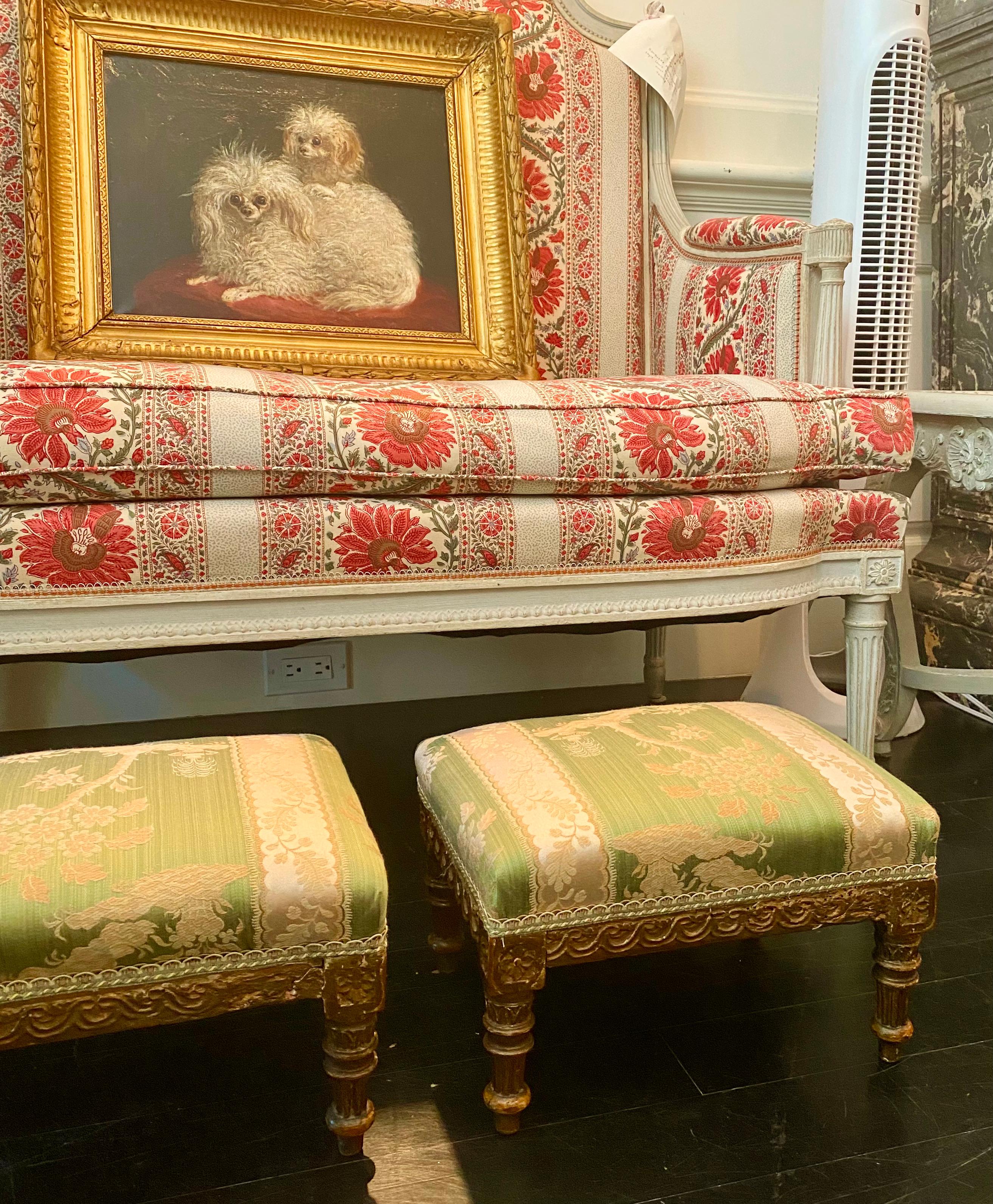 Tabourets sur pied en bois doré de style Louis XVI français, tapisserie en damas de soie vert en vente 3