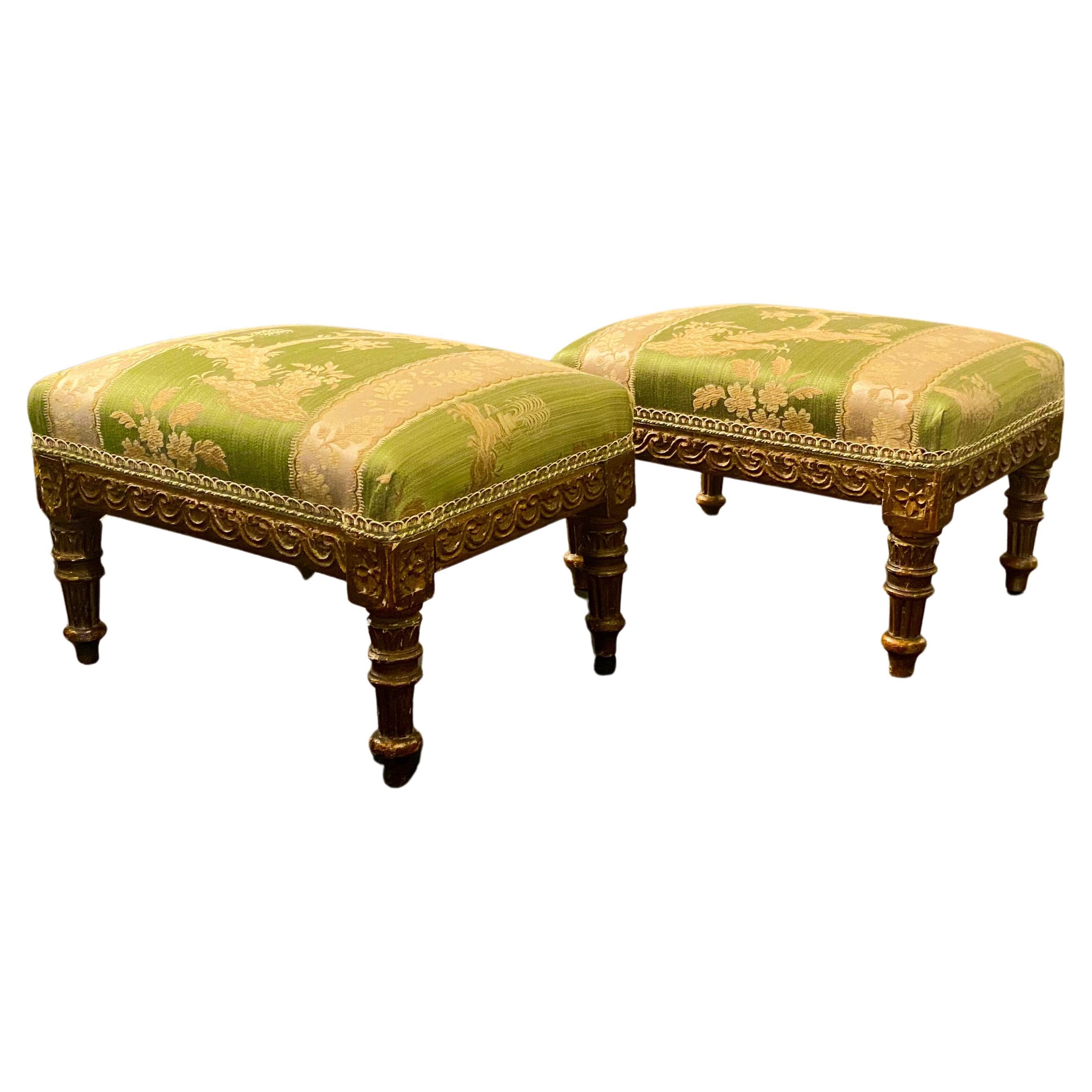 Tabourets sur pied en bois doré de style Louis XVI français, tapisserie en damas de soie vert en vente