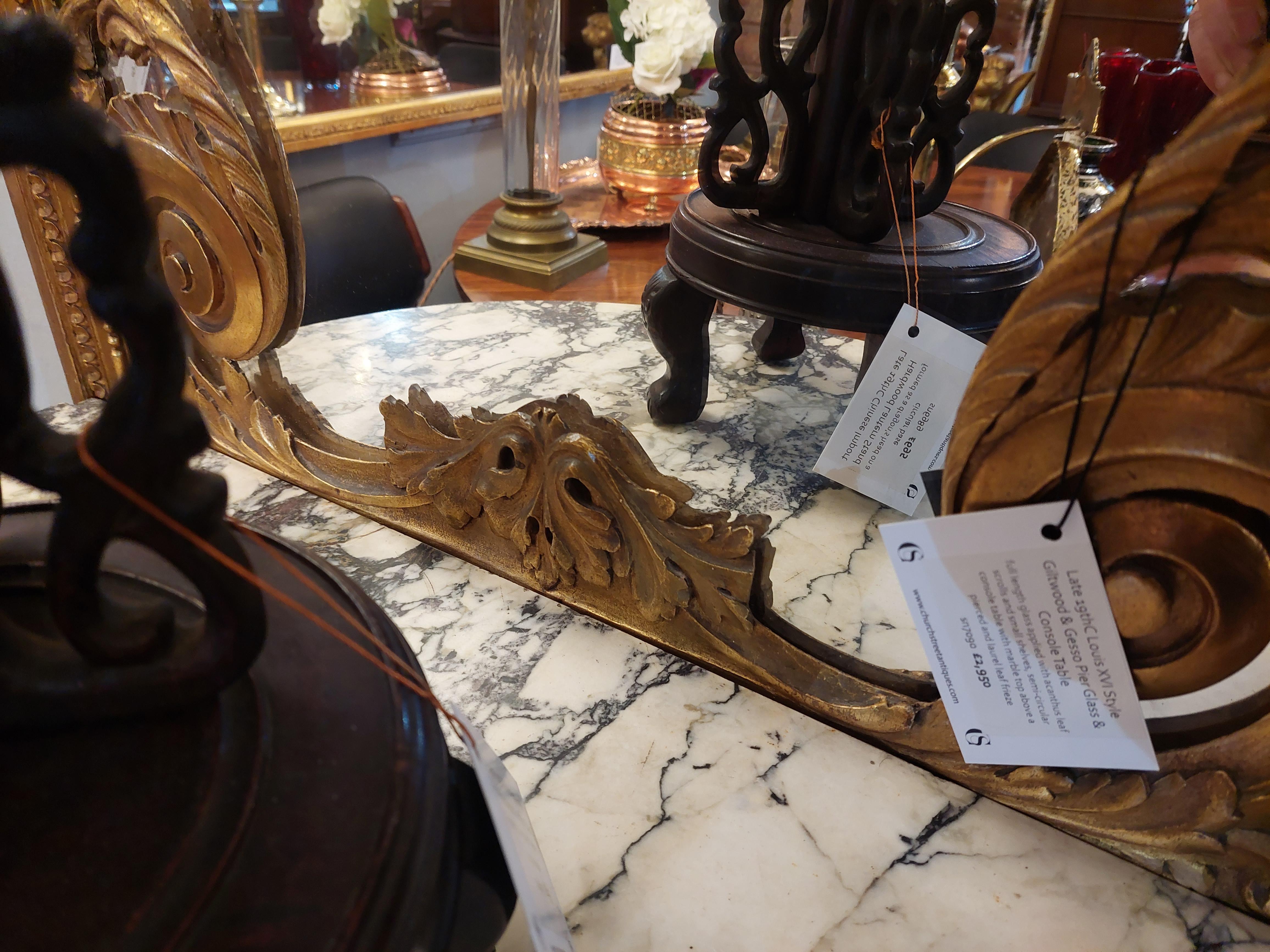 Mesa consola de madera dorada y gesso muelle estilo Luis XVI francés en venta 2